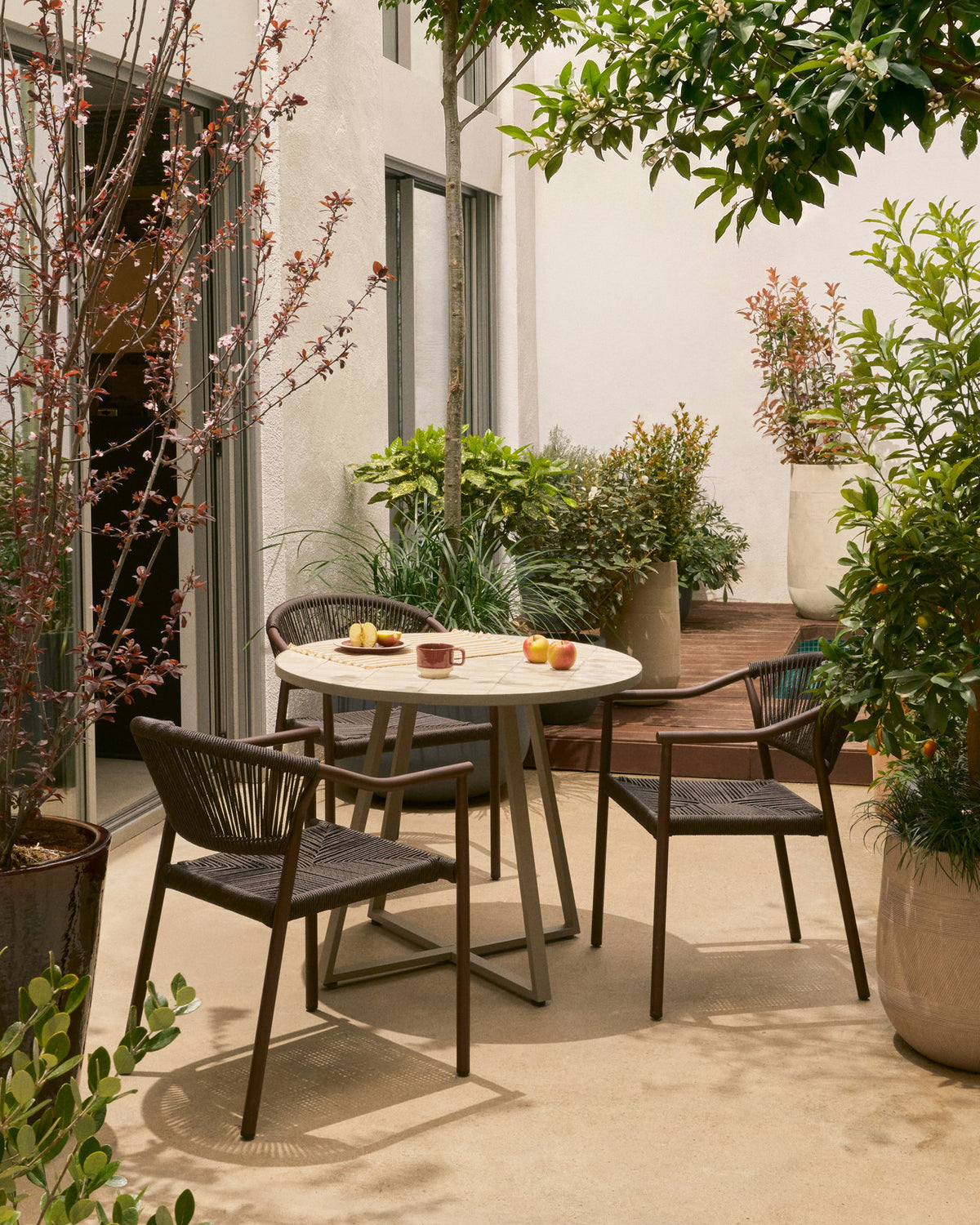 Runder Tisch Tella mit verzinktem Stahl und beigen Fliesen, Ø 90 cm in Ecru, Beige, Weiss präsentiert im Onlineshop von KAQTU Design AG. Gartentisch ist von Kave Home