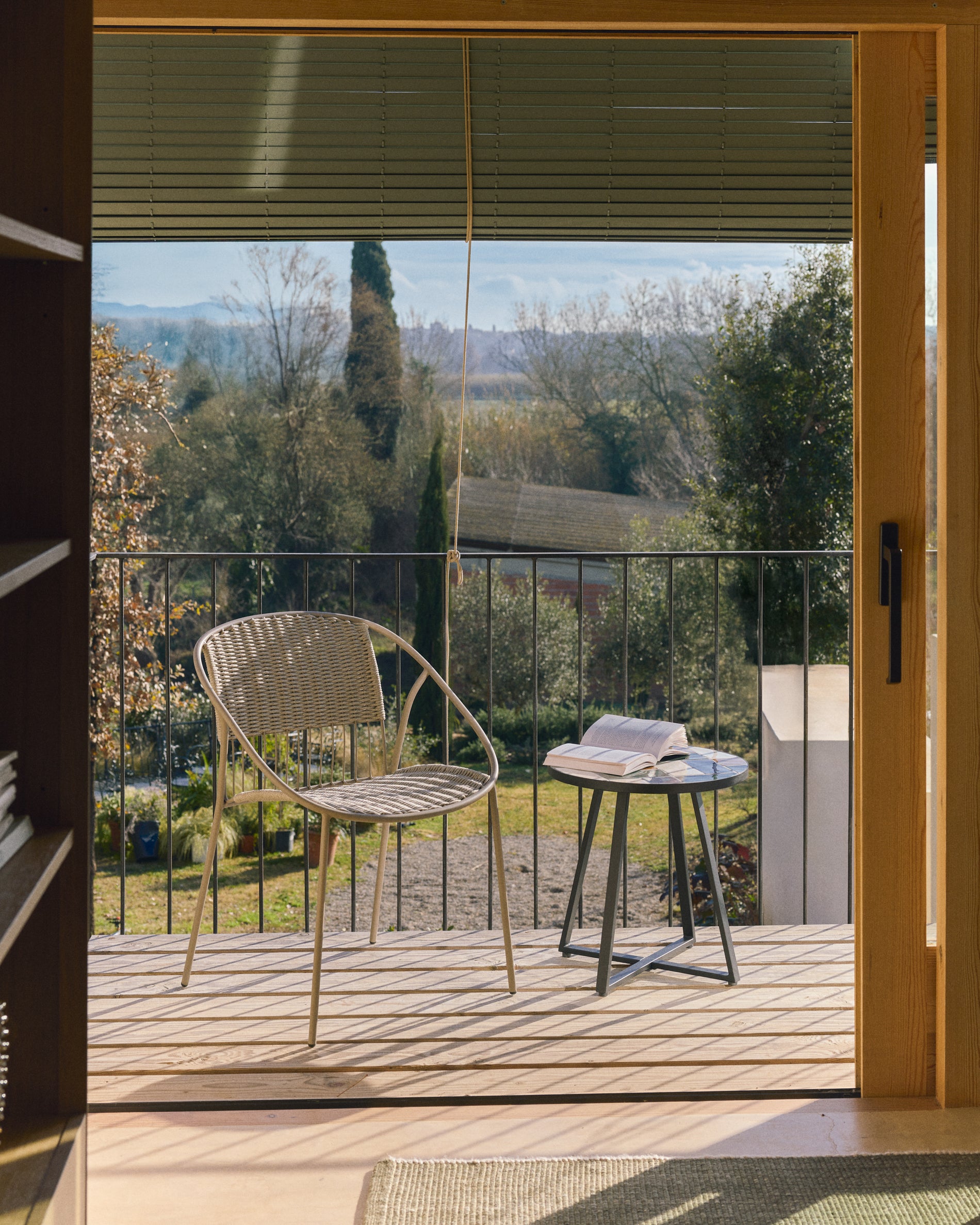 Runder Beistelltisch Tella aus grafitfarbenem verzinktem Stahl mit mehrfarbigen Fliesen Ø45 cm in Mehrfarbig präsentiert im Onlineshop von KAQTU Design AG. Beistelltisch Outdoor ist von Kave Home