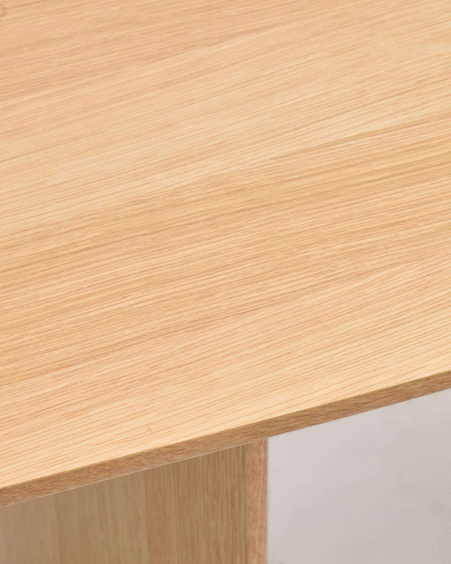 Litto Tisch aus Eichenfurnier 160 x 90 cm in Braun präsentiert im Onlineshop von KAQTU Design AG. Esstisch ist von Kave Home