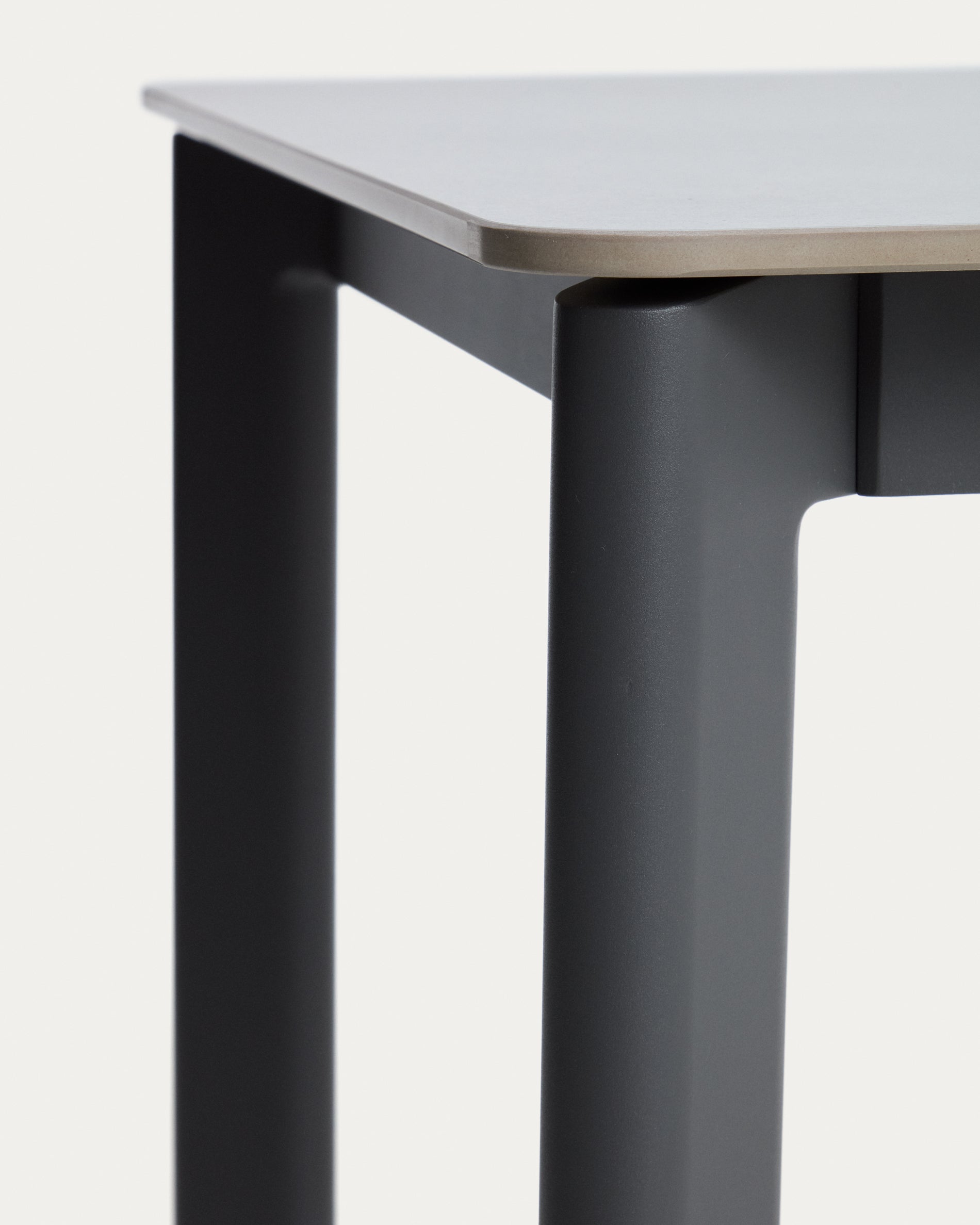 Tisch Anafi mit Tischplatte aus gesintertem Stein in Graphit, 140 x 80 cm  in Grau präsentiert im Onlineshop von KAQTU Design AG. Gartentisch ist von Kave Home