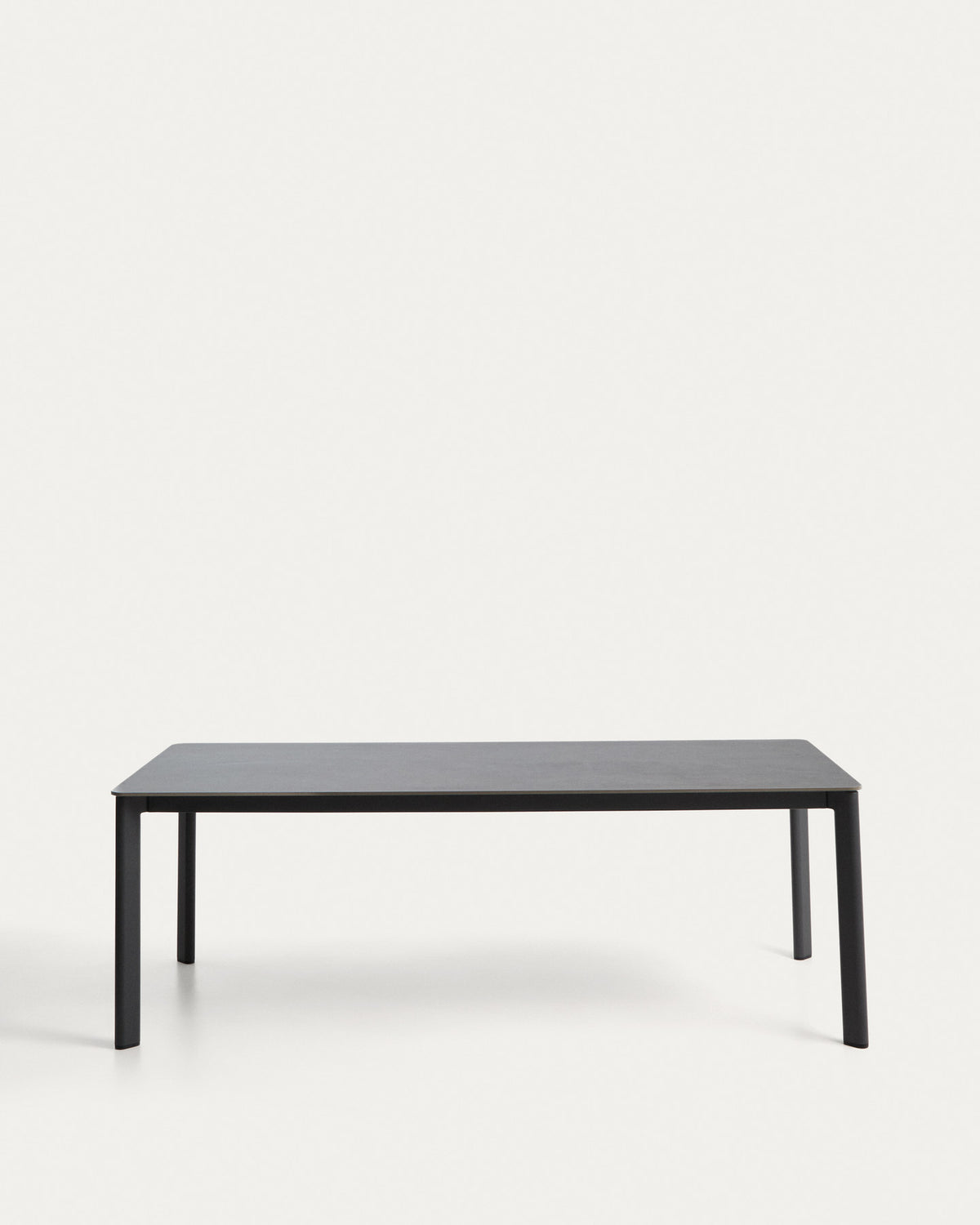 Tisch Anafi aus gesintertem Stein und Aluminium in Graphit, 220 x 100 cm in Grau, Hellgrau, Schwarz präsentiert im Onlineshop von KAQTU Design AG. Gartentisch ist von Kave Home
