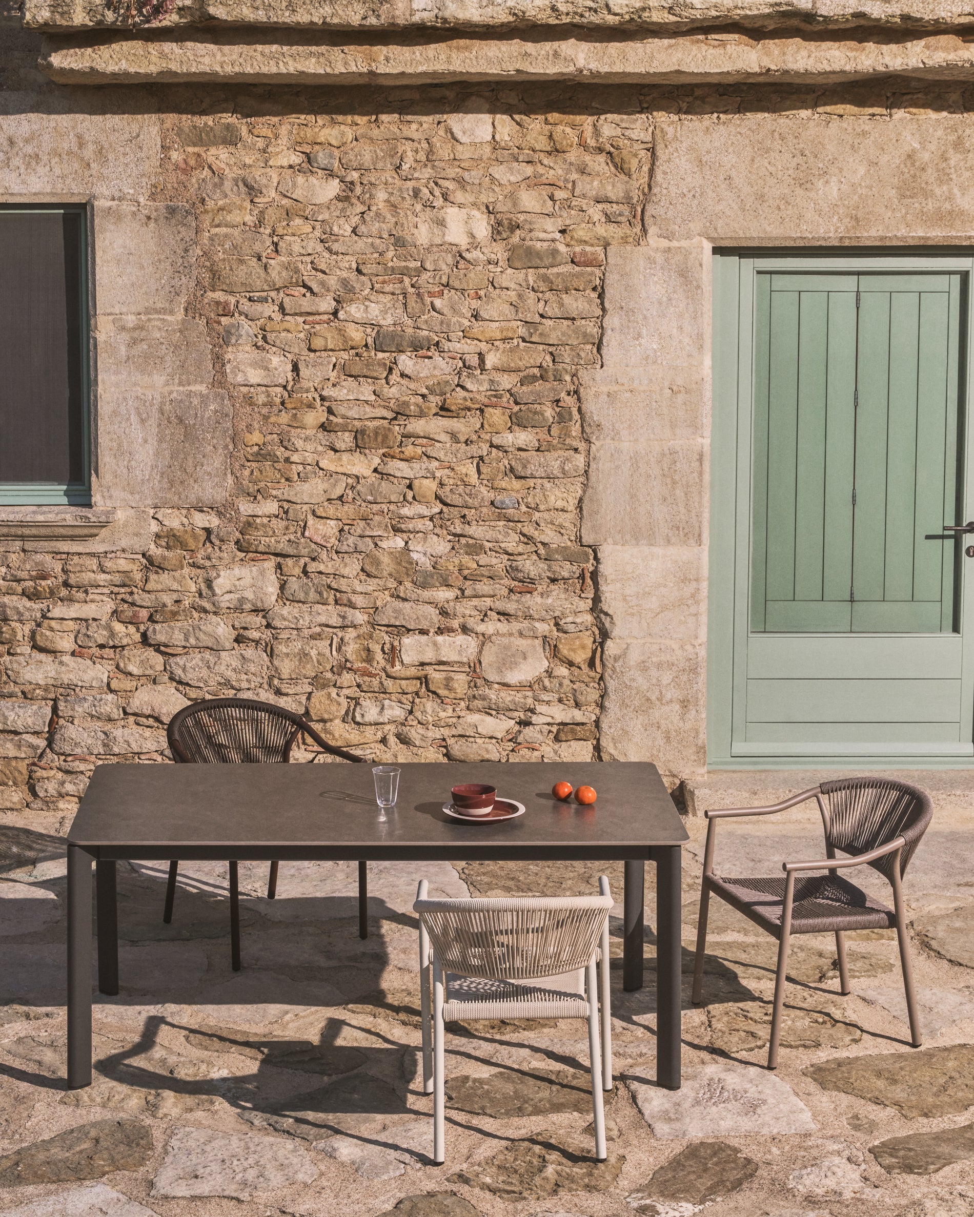 Tisch Anafi mit Tischplatte aus gesintertem Stein in Graphit, 220 x 100 cm in Grau präsentiert im Onlineshop von KAQTU Design AG. Gartentisch ist von Kave Home