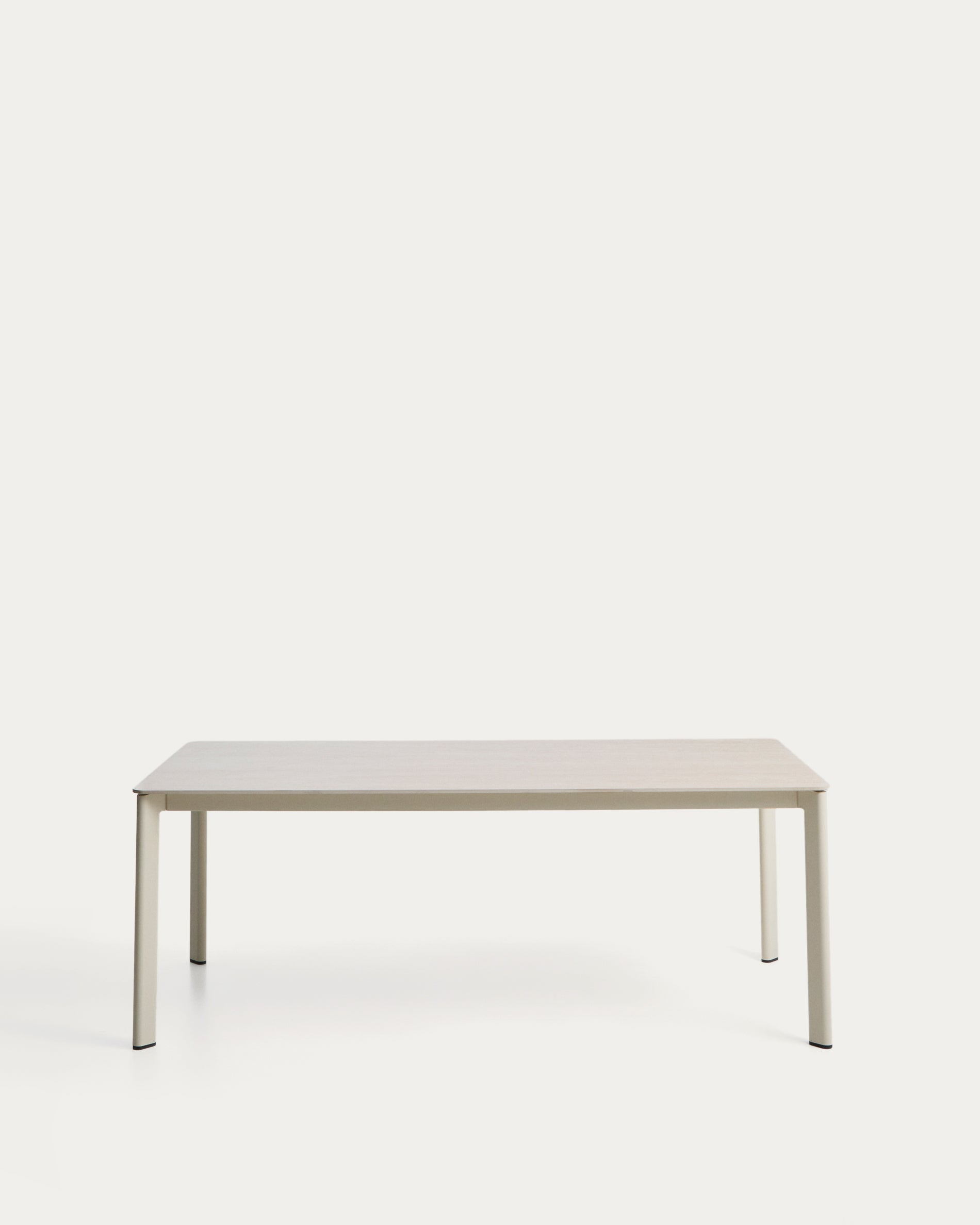 Tisch Anafi aus gesintertem Stein und Aluminium in Beige, 180 x 90 cm in Beige präsentiert im Onlineshop von KAQTU Design AG. Gartentisch ist von Kave Home