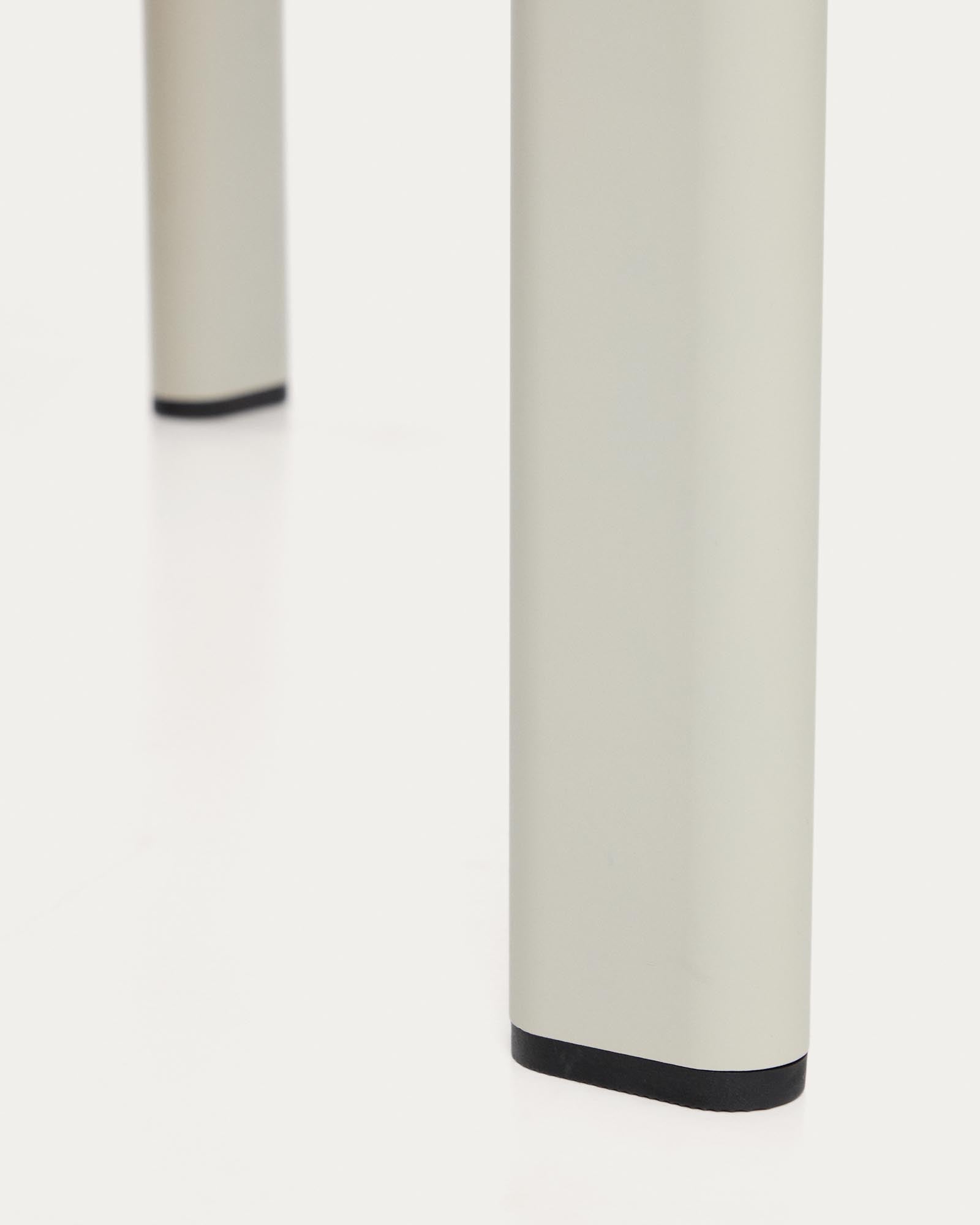 Moderner Gartentisch Anafi in sanftem Beige, aus langlebigem gesintertem Stein und Aluminium, perfekt für entspannte Stunden im Freien.