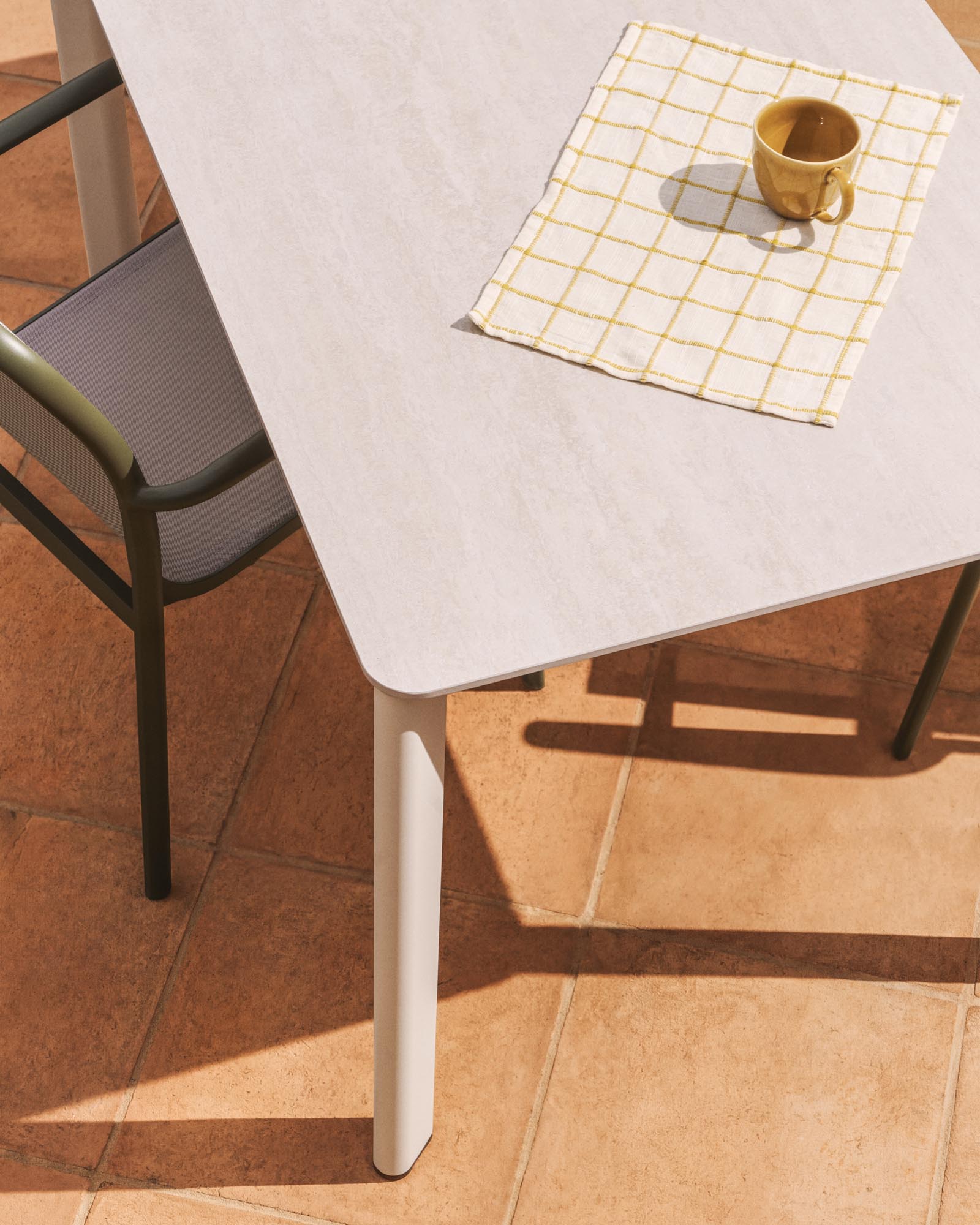 Eleganter Gartentisch Anafi in Beige, gefertigt aus robustem gesintertem Stein und Aluminium, ideal für stilvolle Außenbereiche.