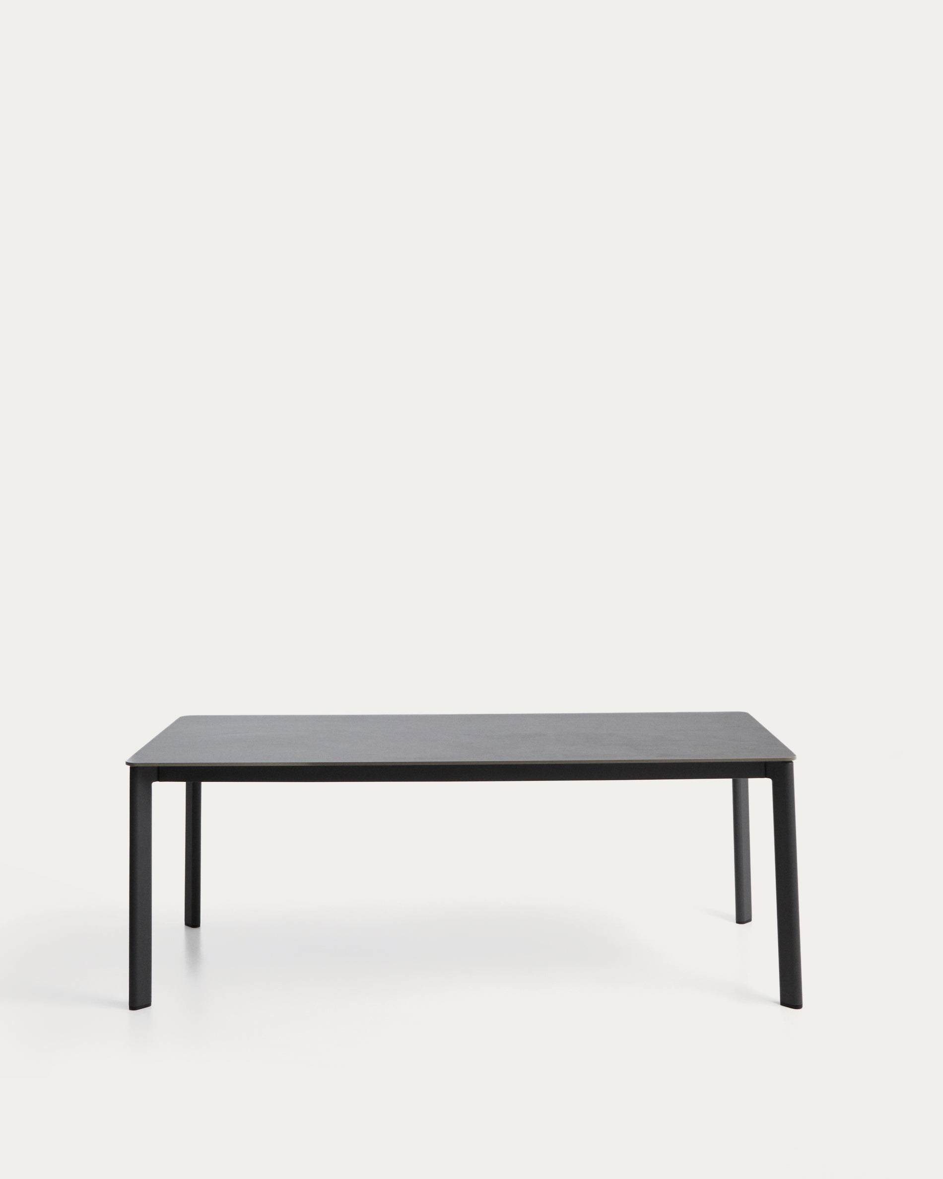Tisch Anafi aus gesintertem Stein und Aluminium in Graphit, 180 x 90 cm in Grau präsentiert im Onlineshop von KAQTU Design AG. Gartentisch ist von Kave Home
