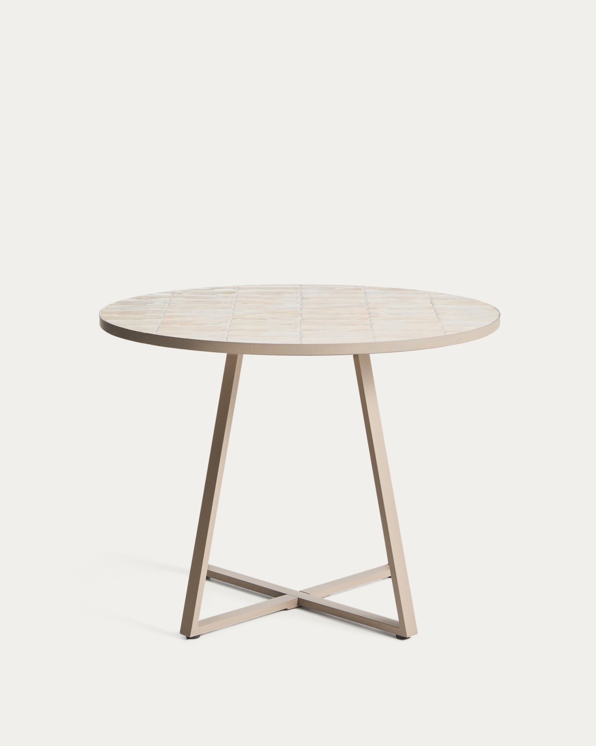 Runder Tisch Tella mit verzinktem Stahl und beigen Fliesen, Ø 120 cm in Ecru präsentiert im Onlineshop von KAQTU Design AG. Gartentisch ist von Kave Home