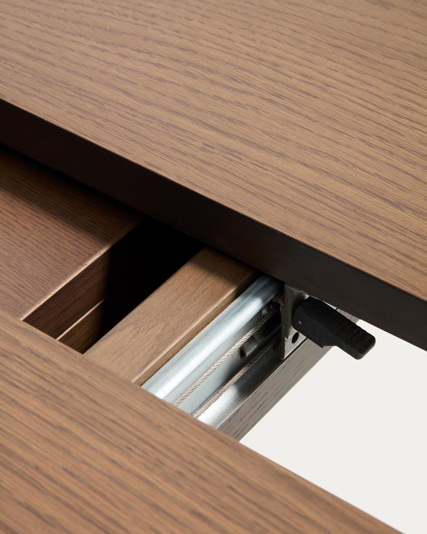 Artis ausziehbarer runder Tisch aus Massivholz und Eichenfurnier mit Walnuss-Finish, FSC 100%, 120 (170) x 80 cm in Dunkelbraun präsentiert im Onlineshop von KAQTU Design AG. Esstisch ist von Kave Home