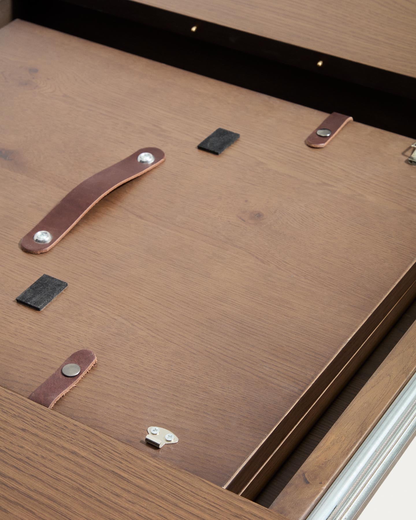 Artis ausziehbarer runder Tisch aus Massivholz und Eichenfurnier mit Walnuss-Finish, FSC 100%, 120 (170) x 80 cm in Dunkelbraun präsentiert im Onlineshop von KAQTU Design AG. Esstisch ist von Kave Home