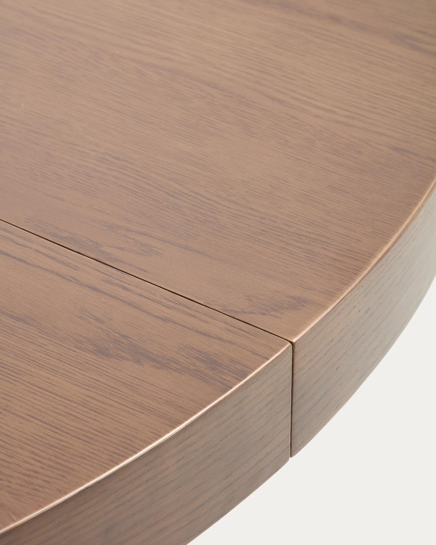 Artis ausziehbarer runder Tisch aus Massivholz und Eichenfurnier mit Walnuss-Finish, FSC 100%, 150 (200) x 80 cm in Dunkelbraun präsentiert im Onlineshop von KAQTU Design AG. Esstisch ist von Kave Home