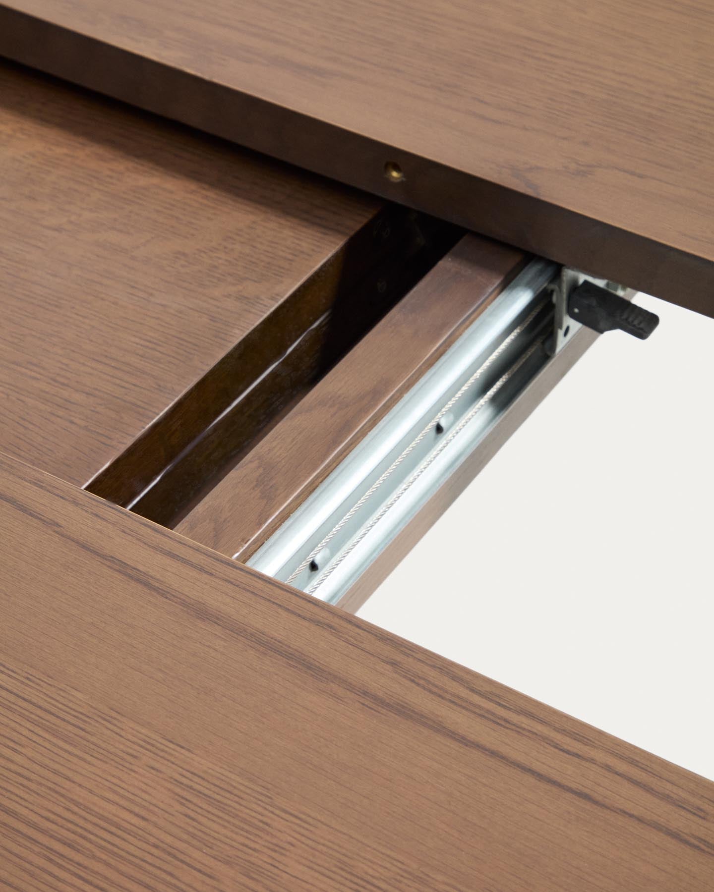 Artis ausziehbarer runder Tisch aus Massivholz und Eichenfurnier mit Walnuss-Finish, FSC 100%, 150 (200) x 80 cm in Dunkelbraun präsentiert im Onlineshop von KAQTU Design AG. Esstisch ist von Kave Home
