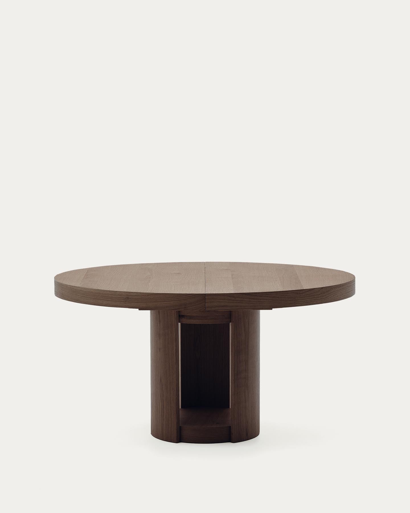 Artis ausziehbarer runder Tisch aus Massivholz und Eichenfurnier mit Walnuss-Finish, FSC 100%, 150 (200) x 80 cm in Dunkelbraun präsentiert im Onlineshop von KAQTU Design AG. Esstisch ist von Kave Home