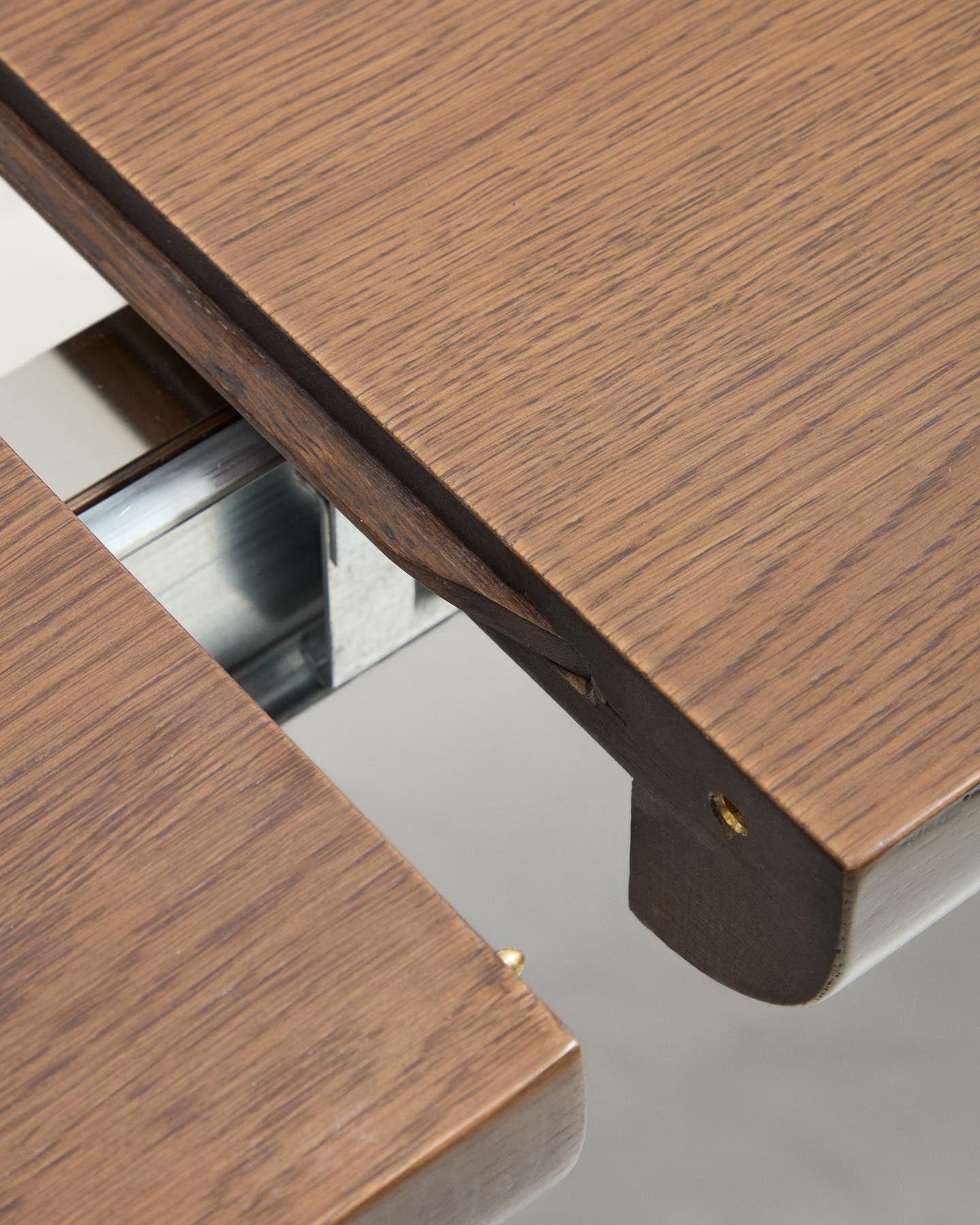 Ausziehtisch Jondal aus massivem Eichenholz und Eichenfurnier mit Nussbaumfinish, FSC 100 %, 200 (286) x 100 cm in Dunkelbraun präsentiert im Onlineshop von KAQTU Design AG. Esstisch ist von Kave Home