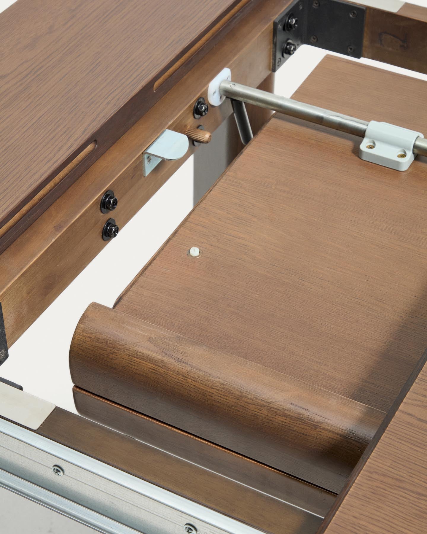 Ausziehtisch Jondal aus massivem Eichenholz und Eichenfurnier mit Nussbaumfinish, FSC 100 %, 200 (286) x 100 cm in Dunkelbraun präsentiert im Onlineshop von KAQTU Design AG. Esstisch ist von Kave Home