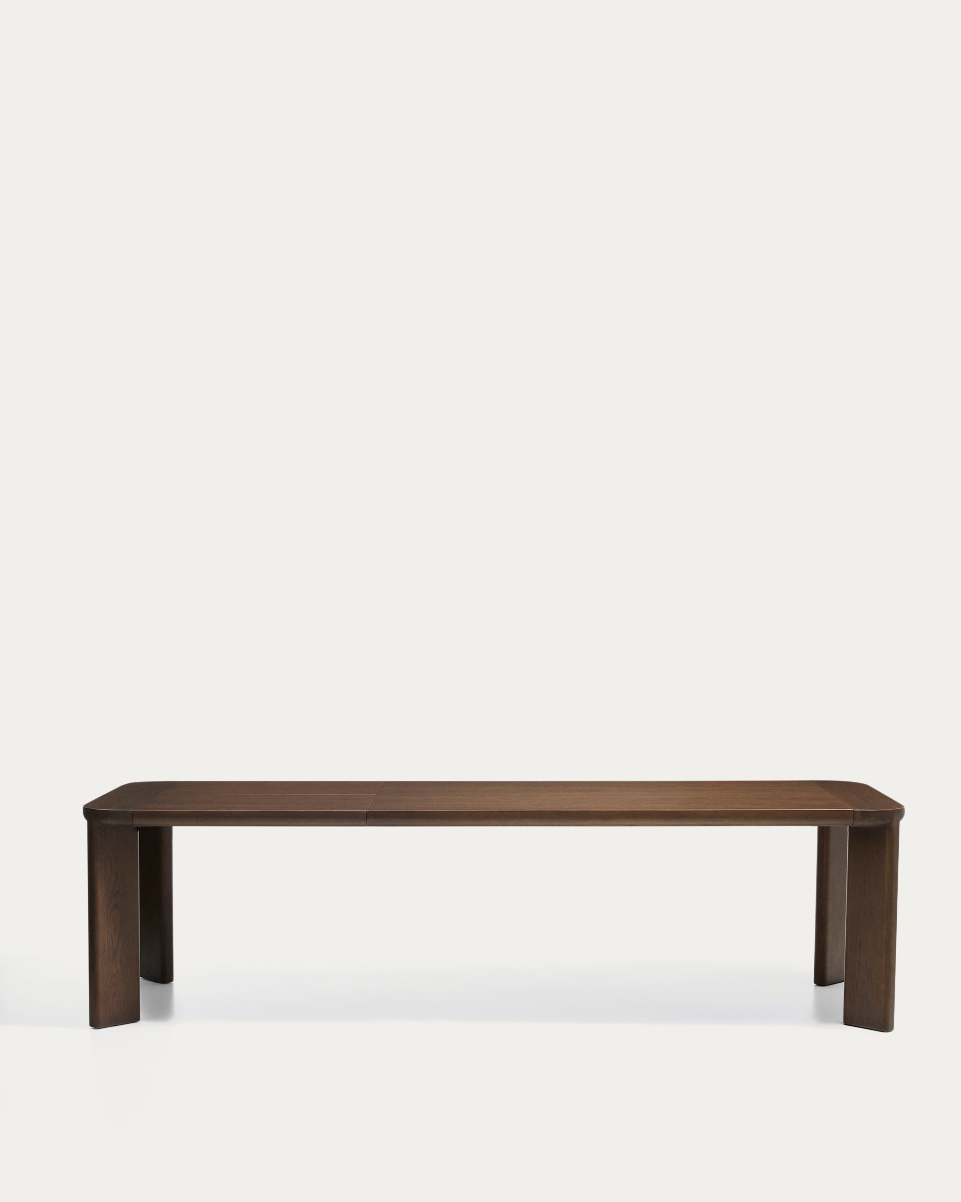 Ausziehtisch Jondal aus massivem Eichenholz und Eichenfurnier mit Nussbaumfinish, FSC 100 %, 200 (286) x 100 cm in Dunkelbraun präsentiert im Onlineshop von KAQTU Design AG. Esstisch ist von Kave Home