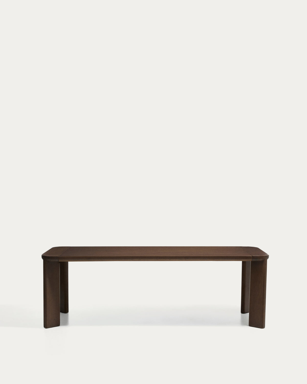 Ausziehtisch Jondal aus massivem Eichenholz und Eichenfurnier mit Nussbaumfinish, FSC 100 %, 240 (320) x 100 cm in Dunkelbraun präsentiert im Onlineshop von KAQTU Design AG. Esstisch ist von Kave Home