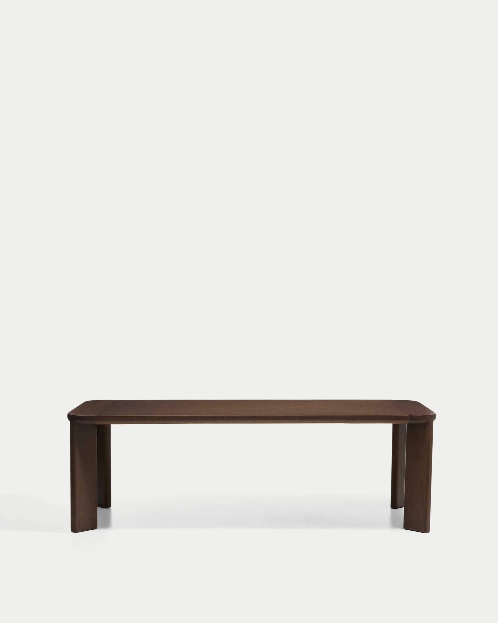 Ausziehtisch Jondal aus massivem Eichenholz und Eichenfurnier mit Nussbaumfinish, FSC 100 %, 240 (320) x 100 cm in Dunkelbraun präsentiert im Onlineshop von KAQTU Design AG. Esstisch ist von Kave Home