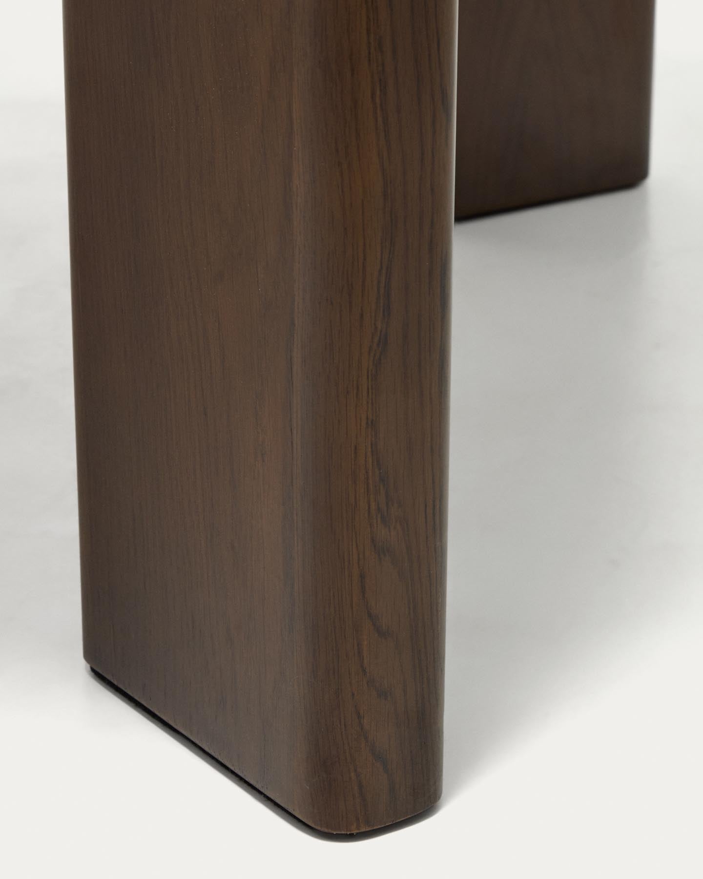 Ausziehtisch Jondal aus massivem Eichenholz und Eichenfurnier mit Nussbaumfinish, FSC 100 %, 240 (320) x 100 cm in Dunkelbraun präsentiert im Onlineshop von KAQTU Design AG. Esstisch ist von Kave Home