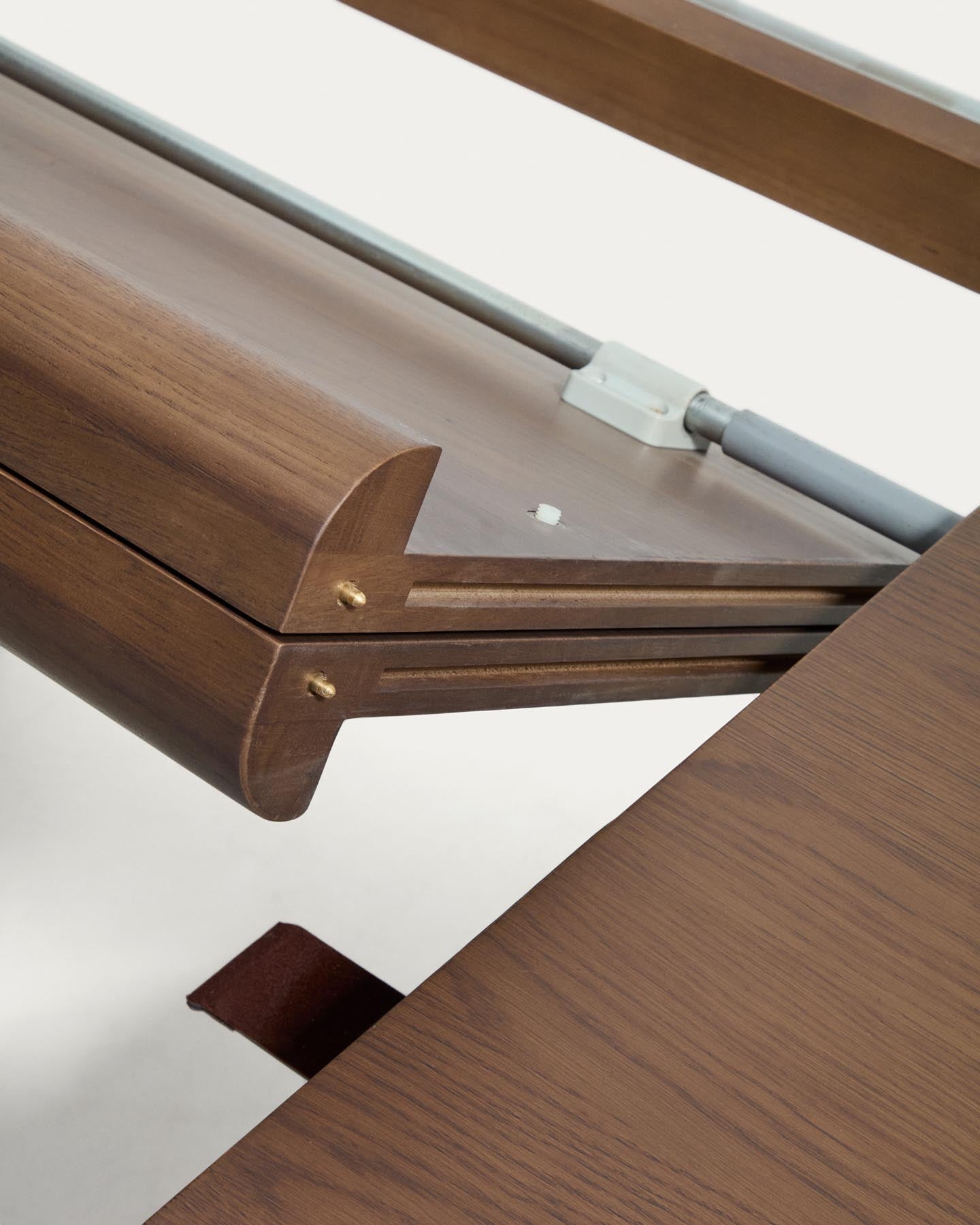 Ausziehtisch Jondal aus massivem Eichenholz und Eichenfurnier mit Nussbaumfinish, FSC 100 %, 240 (320) x 100 cm in Dunkelbraun präsentiert im Onlineshop von KAQTU Design AG. Esstisch ist von Kave Home