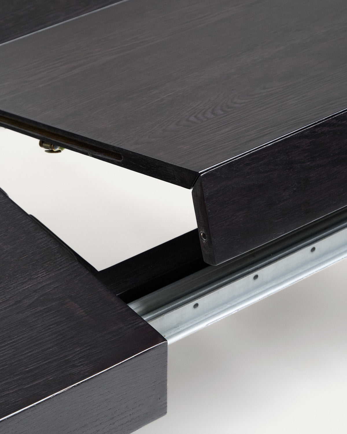 Schwarzer Ausziehtisch aus massivem Eichenholz mit ebonisiertem Finish, rechteckige Tischplatte und Beine mit Gummipolstern und Rollen.
