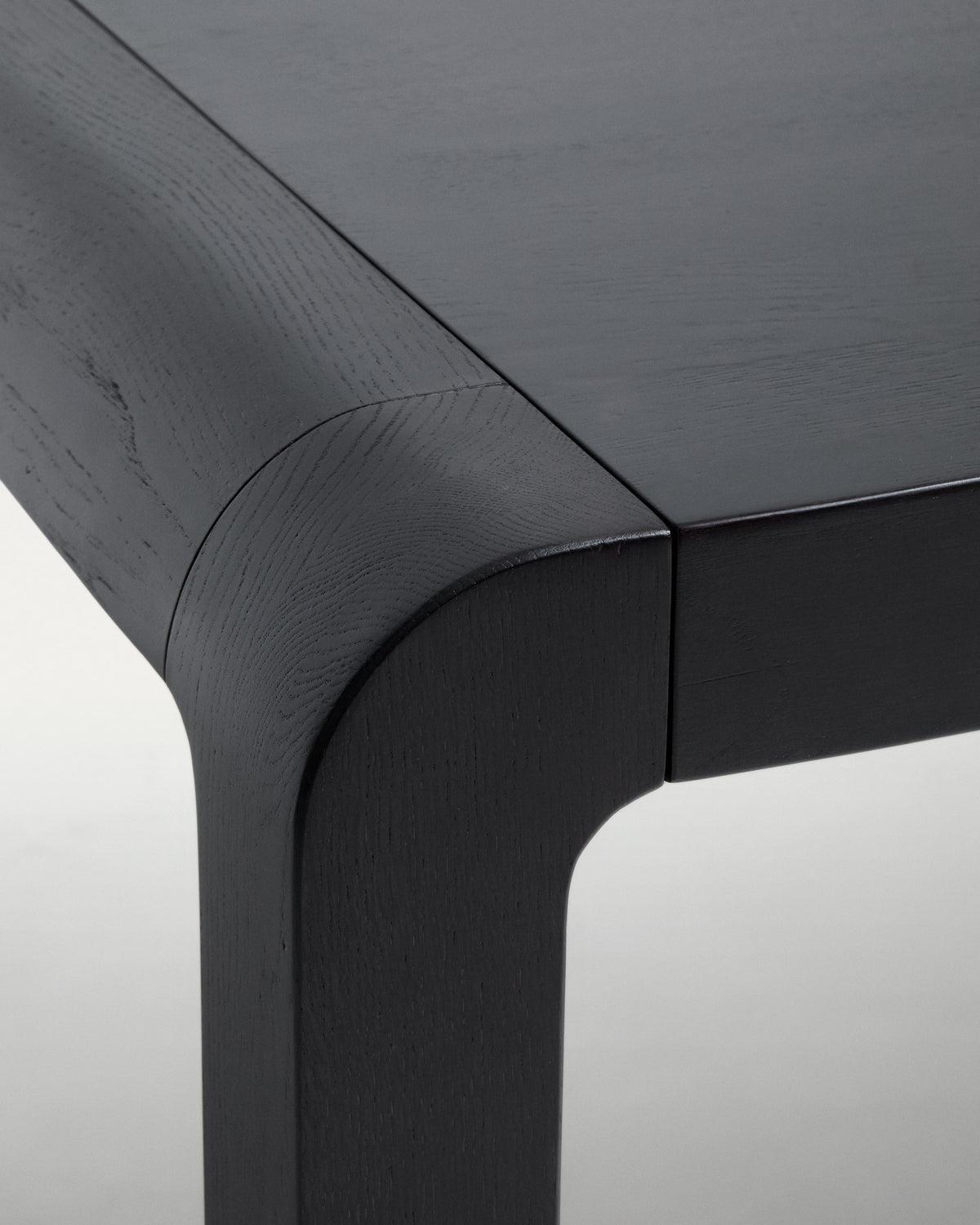 Schwarzer Ausziehtisch aus massivem Eichenholz mit ebonisiertem Finish, rechteckige Tischplatte, Beine mit Rollen auf einer Seite.