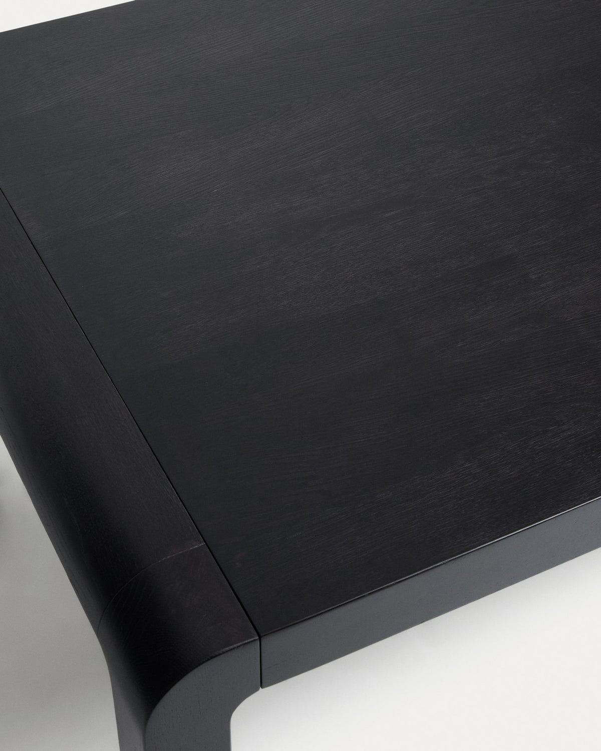 Schwarzer Ausziehtisch aus massivem Eichenholz mit ebonisiertem Finish, rechteckige Tischplatte, Beine mit Rollen auf einer Seite.