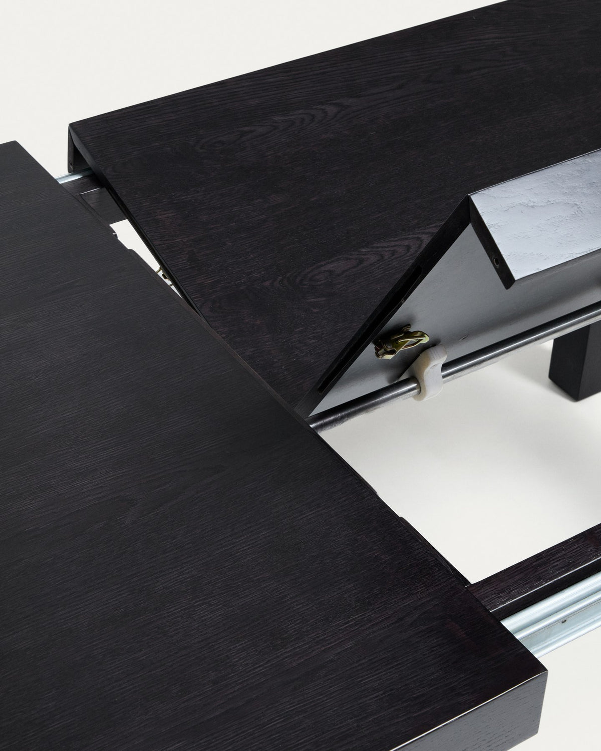 Schwarzer Ausziehtisch aus massivem Eichenholz mit ebonisiertem Finish, rechteckige Tischplatte, Beine mit Rollen auf einer Seite.