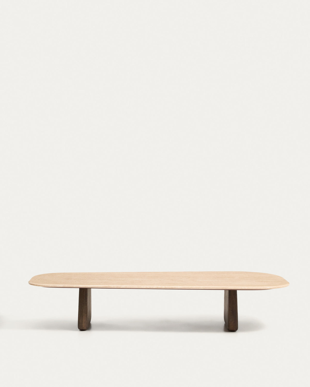 Couchtisch Pirita aus beigem Travertin mit Beinen aus massivem Eichenholz mit dunklem Finish, 147 x 65 cm, FSC 100 % in Beige präsentiert im Onlineshop von KAQTU Design AG. Couchtisch ist von Kave Home