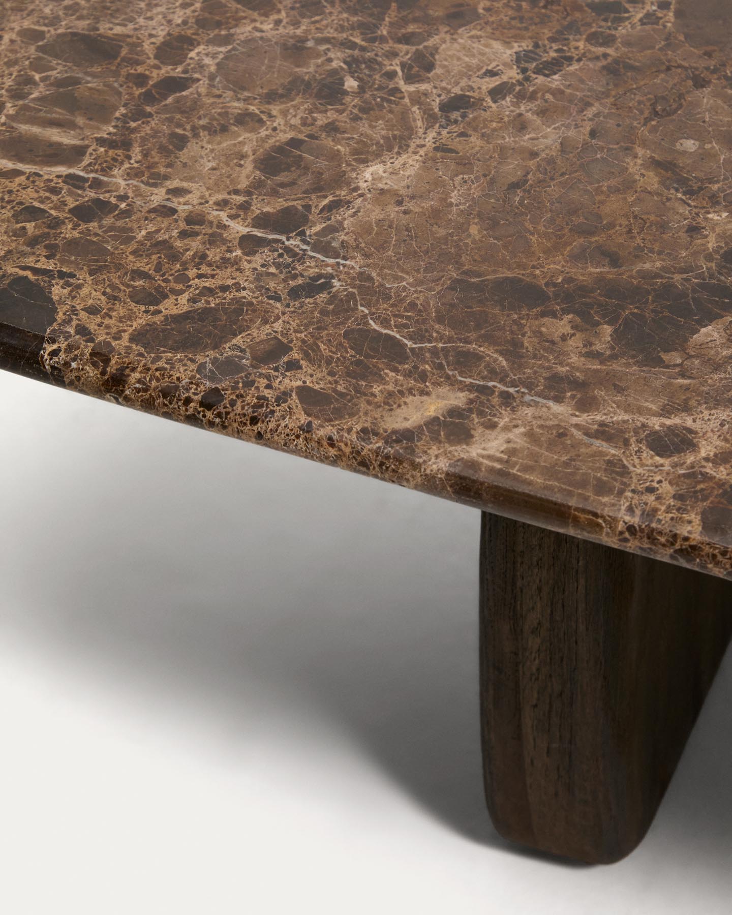 Couchtisch Pirita aus braunem Marmor mit Beinen aus massivem Eichenholz mit dunklem Finish, 147 x 65 cm, FSC 100 % in Braun präsentiert im Onlineshop von KAQTU Design AG. Couchtisch ist von Kave Home