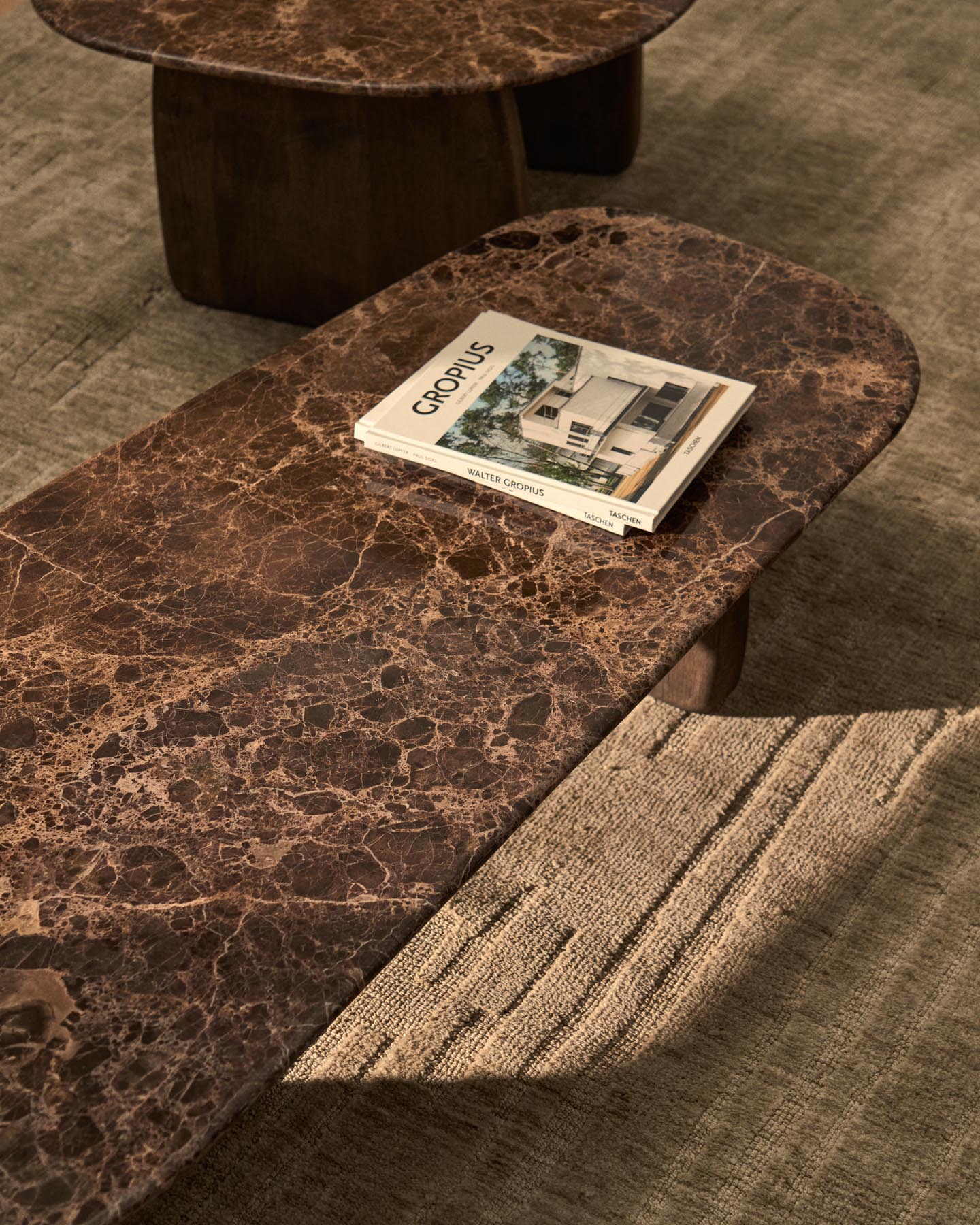 Couchtisch Pirita aus braunem Marmor mit Beinen aus massivem Eichenholz mit dunklem Finish, 147 x 65 cm, FSC 100 % in Braun präsentiert im Onlineshop von KAQTU Design AG. Couchtisch ist von Kave Home