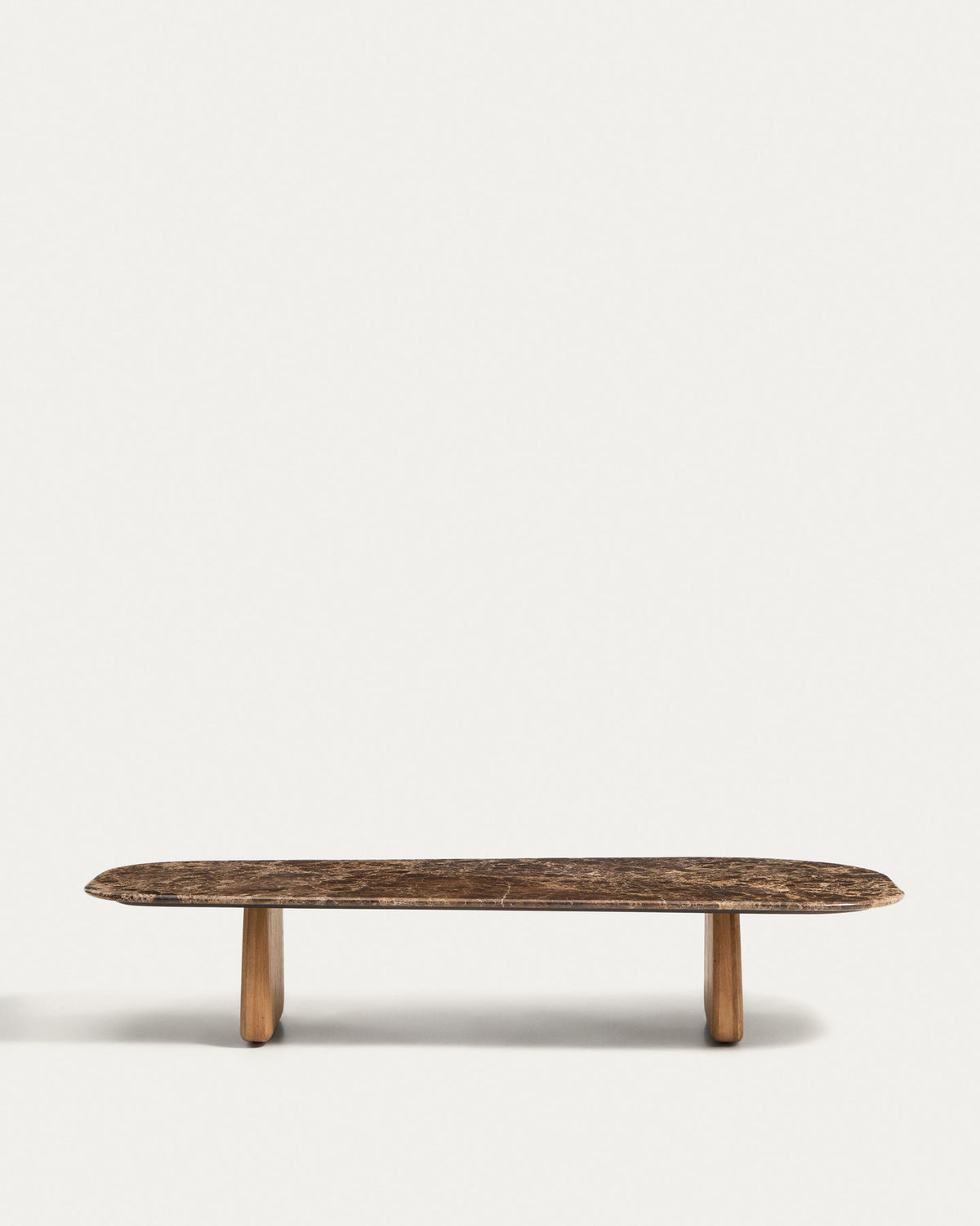 Couchtisch Pirita aus braunem Marmor mit Beinen aus massivem Eichenholz mit naturfarbenem Finish, 147 x 65 cm, FSC 100 % in Braun präsentiert im Onlineshop von KAQTU Design AG. Couchtisch ist von Kave Home