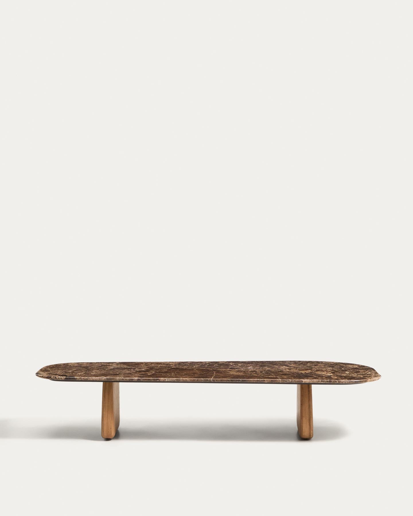 Couchtisch Pirita aus braunem Marmor mit Beinen aus massivem Eichenholz mit naturfarbenem Finish, 147 x 65 cm, FSC 100 % in Braun präsentiert im Onlineshop von KAQTU Design AG. Couchtisch ist von Kave Home