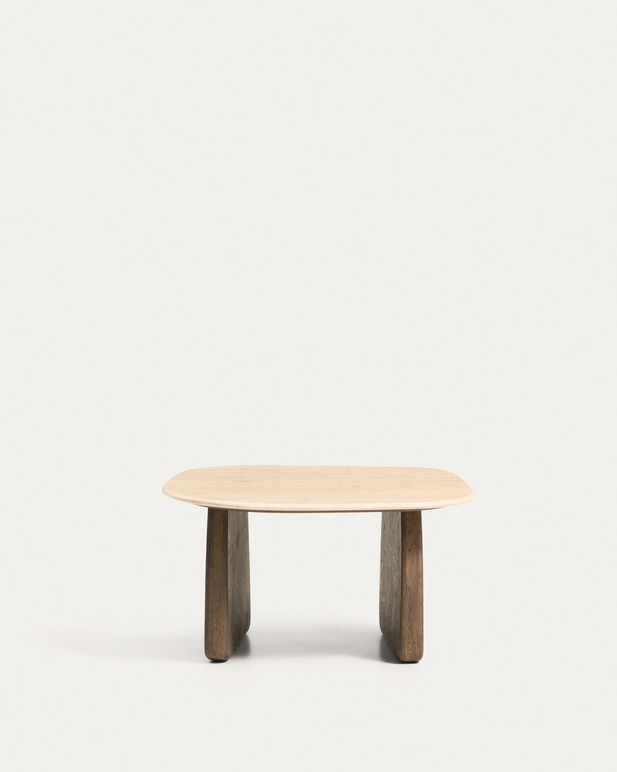 Beistelltisch Pirita aus beigem Travertin mit Beinen aus massivem Eichenholz mit dunklem Finish, 71 x 70 cm, FSC 100 % in Beige präsentiert im Onlineshop von KAQTU Design AG. Beistelltisch ist von Kave Home