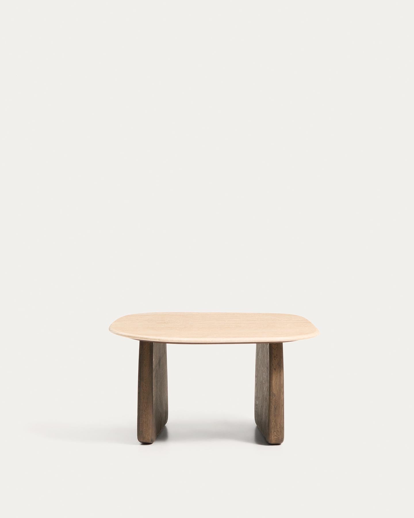 Beistelltisch Pirita aus beigem Travertin mit Beinen aus massivem Eichenholz mit dunklem Finish, 71 x 70 cm, FSC 100 % in Beige präsentiert im Onlineshop von KAQTU Design AG. Beistelltisch ist von Kave Home