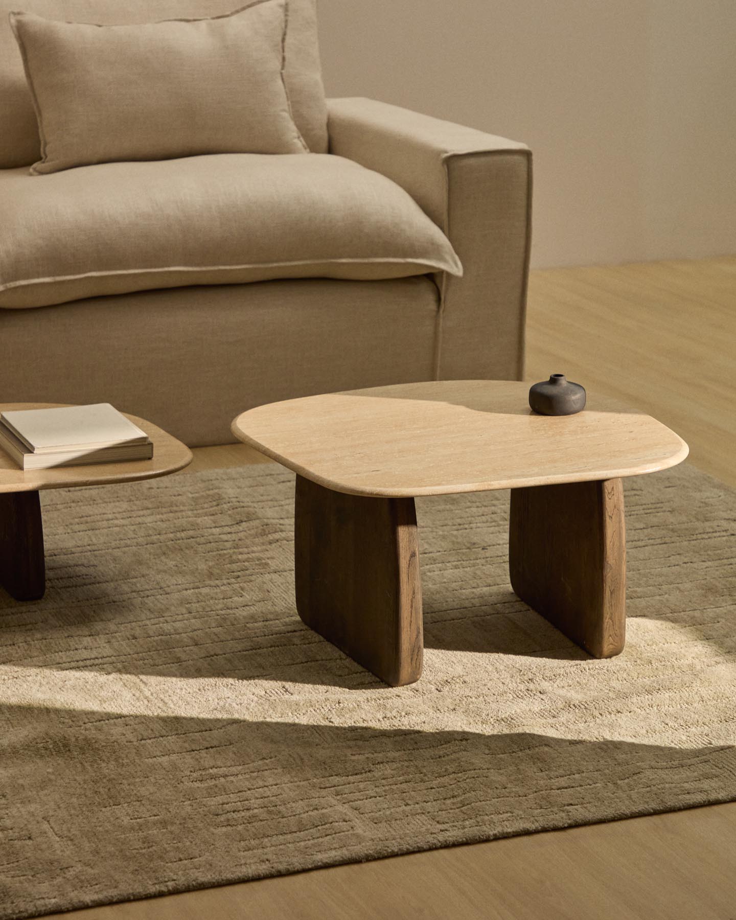 Beistelltisch Pirita aus beigem Travertin mit Beinen aus massivem Eichenholz mit dunklem Finish, 71 x 70 cm, FSC 100 % in Beige präsentiert im Onlineshop von KAQTU Design AG. Beistelltisch ist von Kave Home