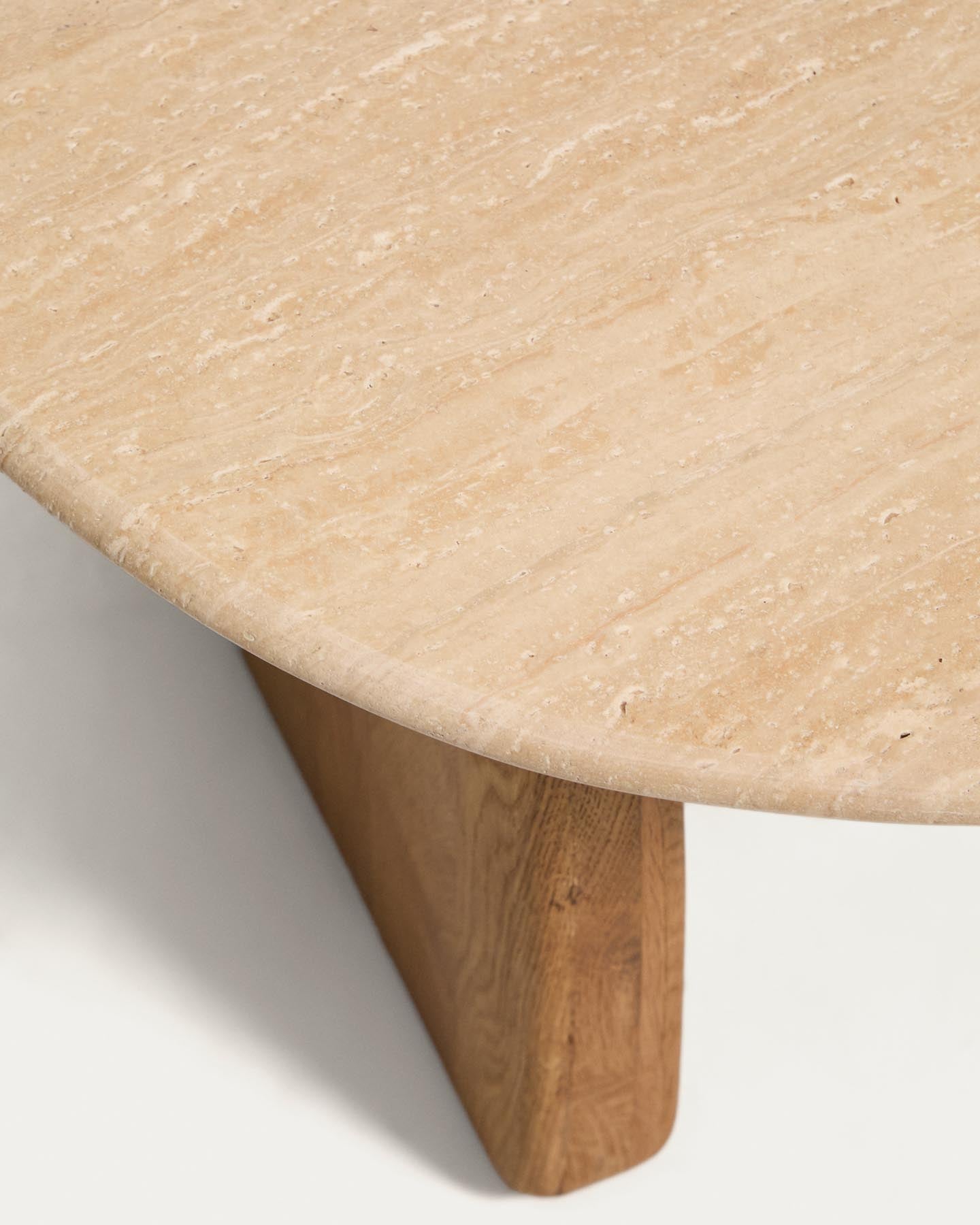 Beistelltisch Pirita aus beigem Travertin mit Beinen aus massivem Eichenholz mit naturfarbenem Finish, 71 x 70 cm, FSC 100 % in Beige präsentiert im Onlineshop von KAQTU Design AG. Beistelltisch ist von Kave Home