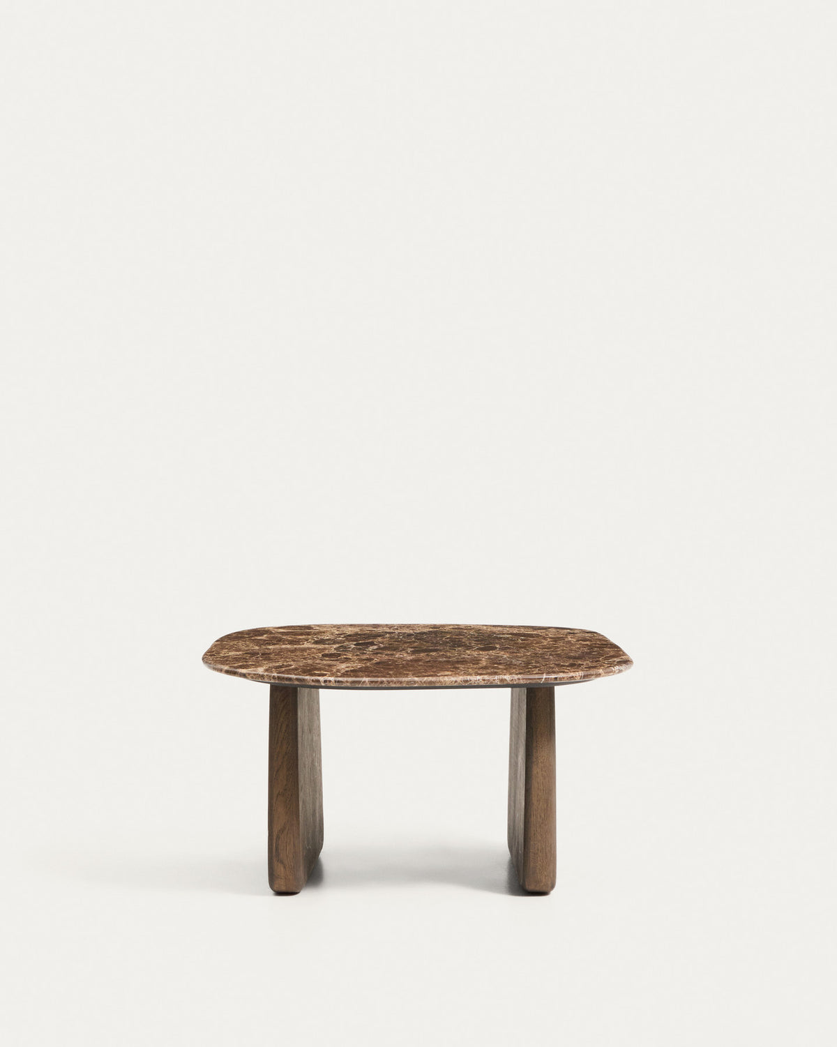 Beistelltisch Pirita aus braunem Marmor mit Beinen aus massivem Eichenholz mit dunklem Finish, 71 x 70 cm, FSC 100 % in Braun präsentiert im Onlineshop von KAQTU Design AG. Beistelltisch ist von Kave Home