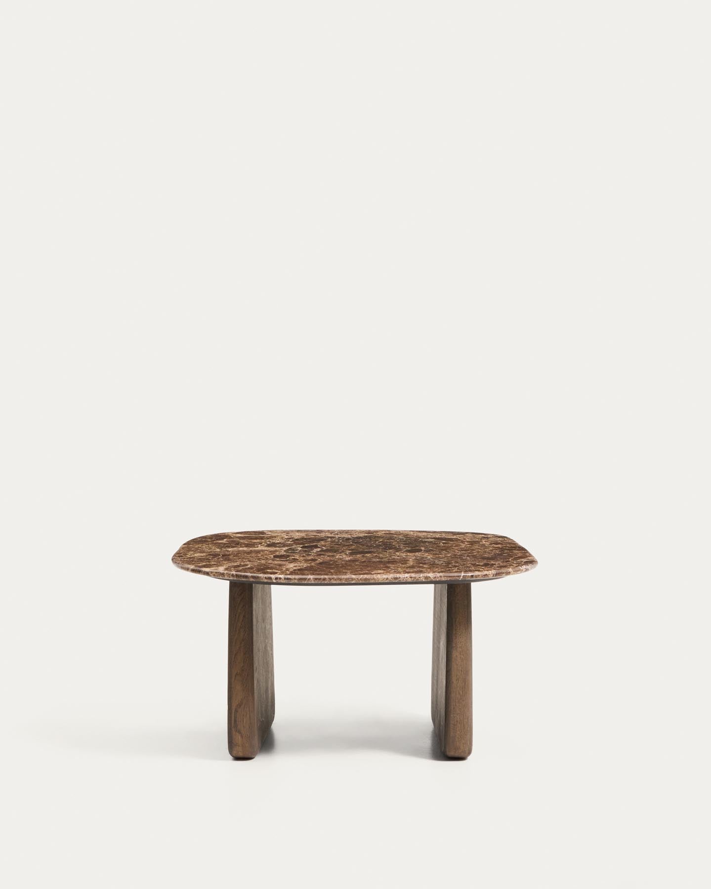 Beistelltisch Pirita aus braunem Marmor mit Beinen aus massivem Eichenholz mit dunklem Finish, 71 x 70 cm, FSC 100 % in Braun präsentiert im Onlineshop von KAQTU Design AG. Beistelltisch ist von Kave Home