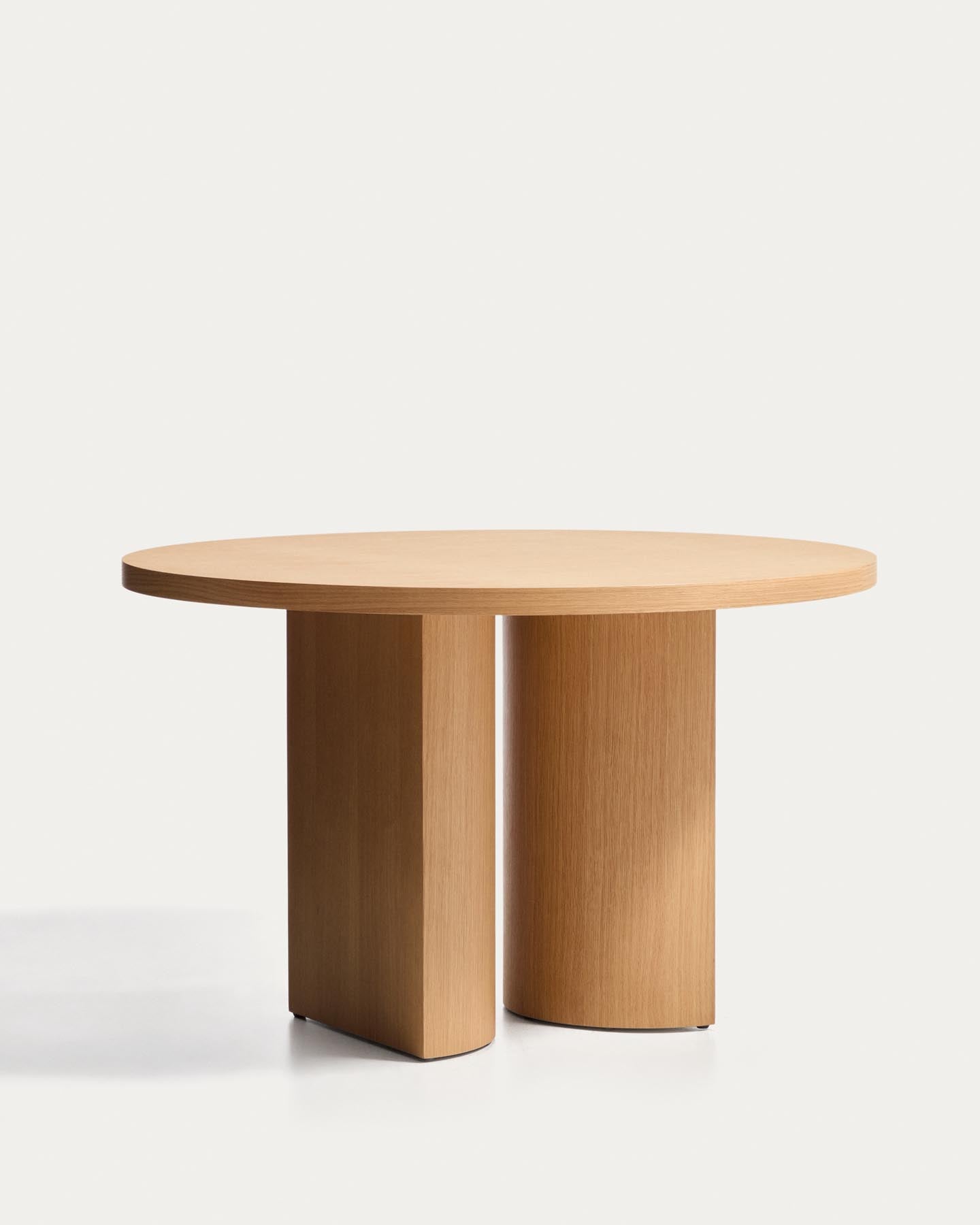 Nealy runder Tisch aus Eichenfurnier mit naturfarbenem Finish Ø 120 cm in Braun präsentiert im Onlineshop von KAQTU Design AG. Esstisch ist von Kave Home