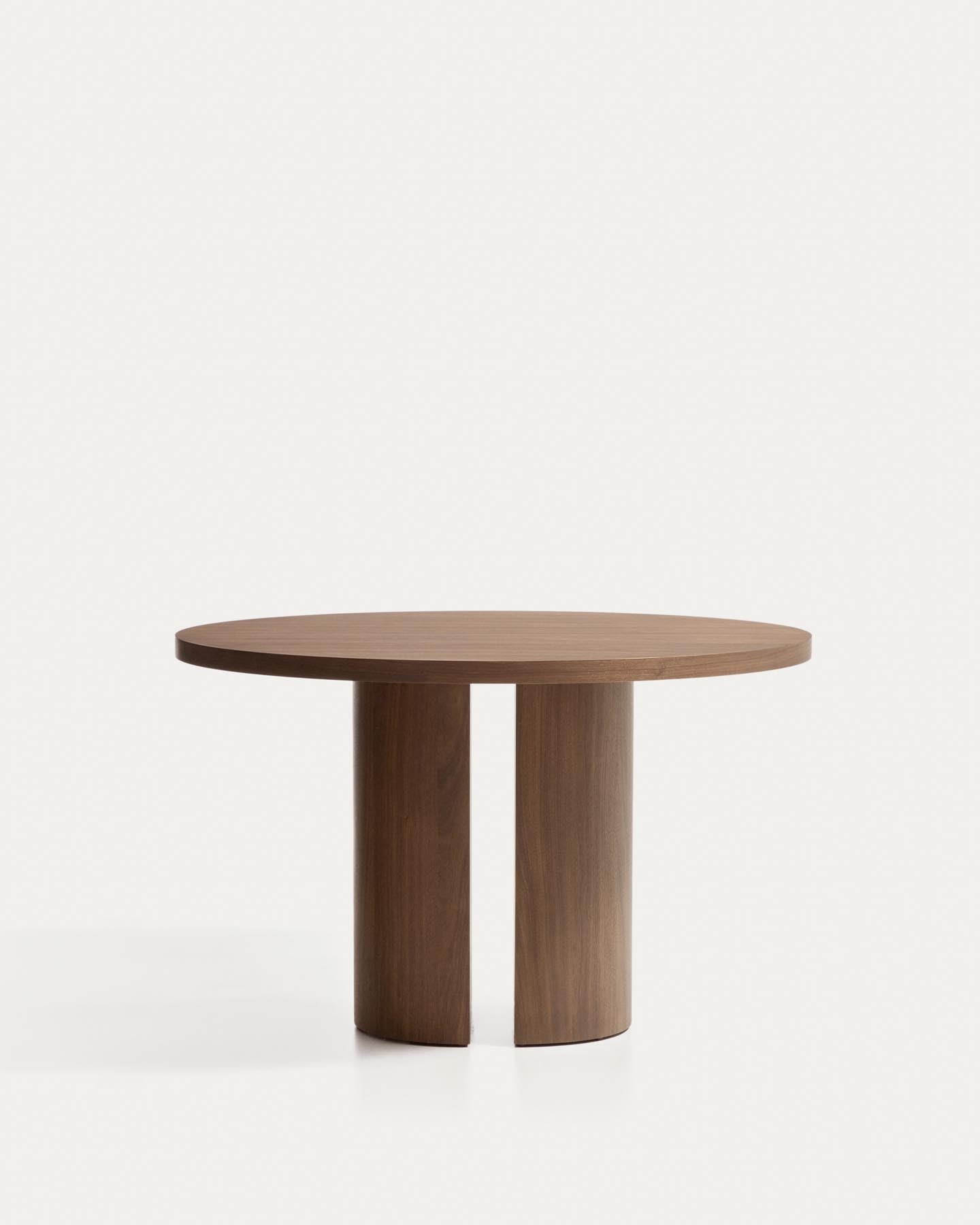 Nealy runder Tisch aus Nussbaumfurnier mit dunklem Finish Ø 120 cm in Dunkelbraun präsentiert im Onlineshop von KAQTU Design AG. Esstisch ist von Kave Home