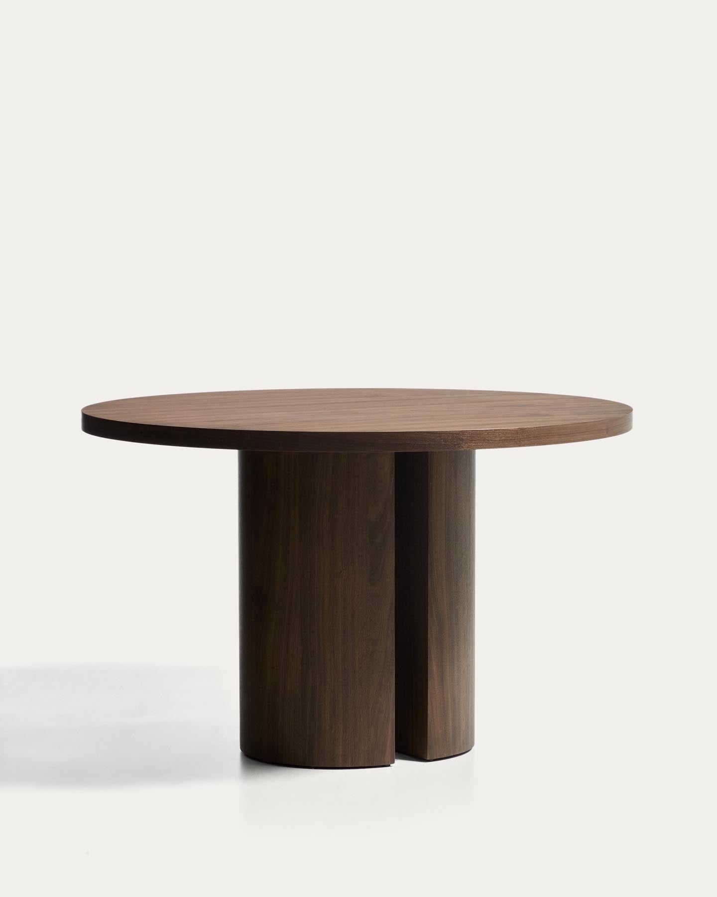 Nealy runder Tisch aus Nussbaumfurnier mit dunklem Finish Ø 120 cm in Dunkelbraun präsentiert im Onlineshop von KAQTU Design AG. Esstisch ist von Kave Home