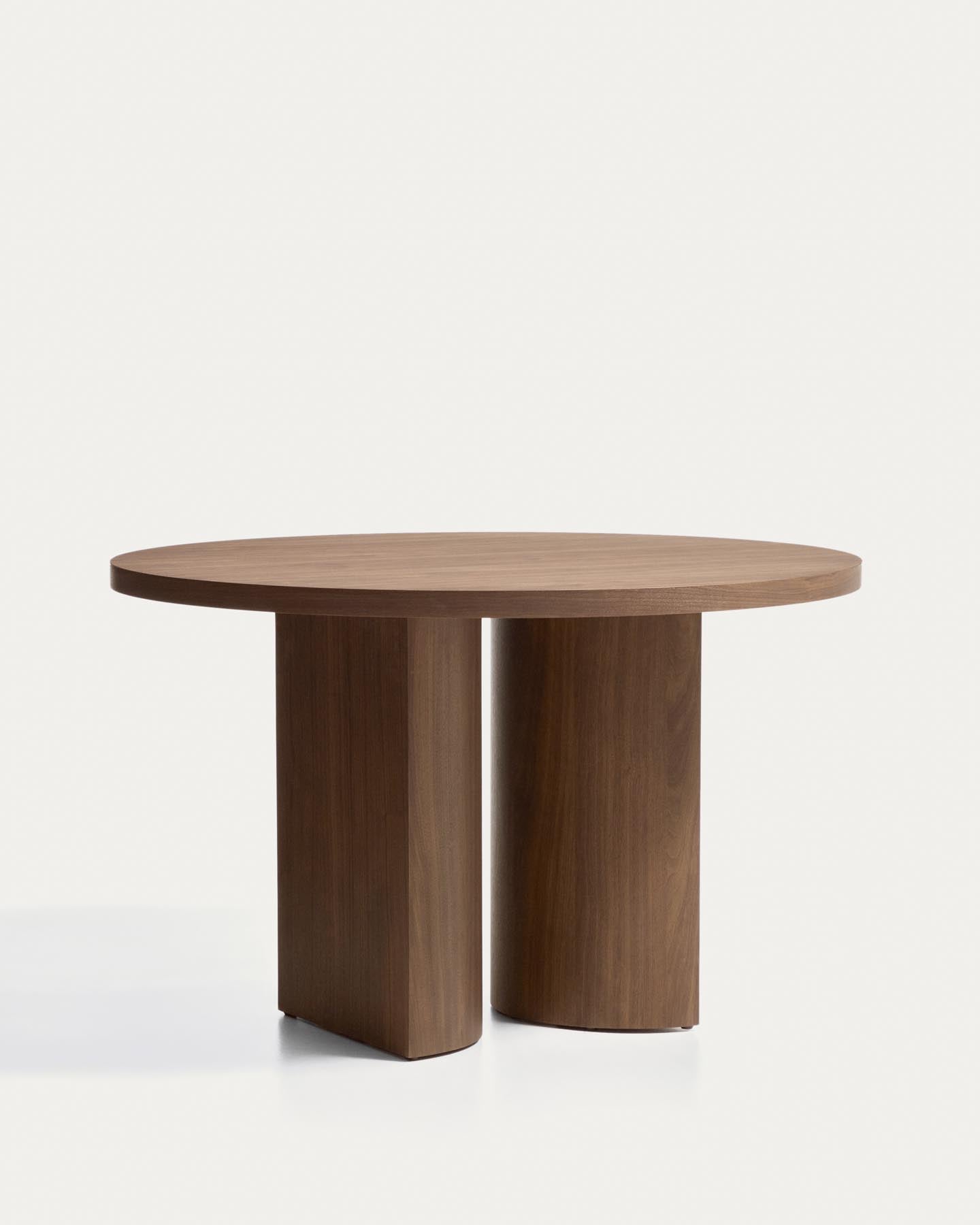 Nealy runder Tisch aus Nussbaumfurnier mit dunklem Finish Ø 120 cm in Dunkelbraun präsentiert im Onlineshop von KAQTU Design AG. Esstisch ist von Kave Home