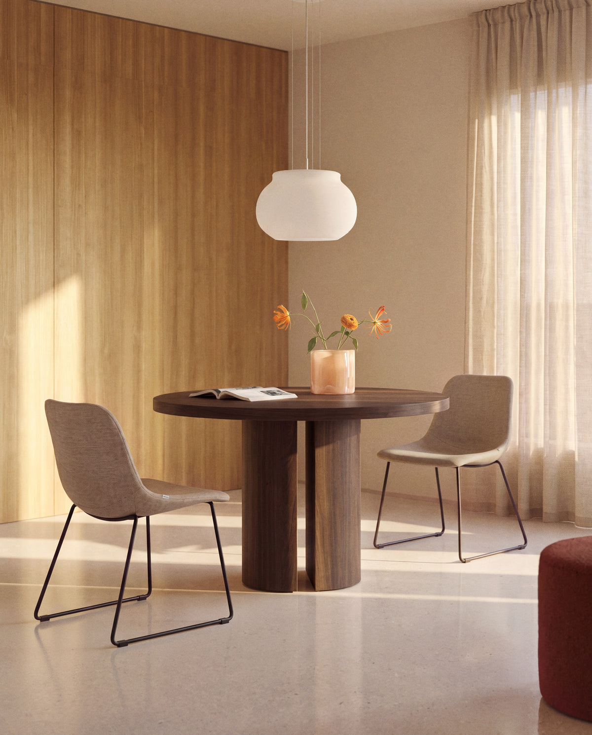 Nealy runder Tisch aus Nussbaumfurnier mit dunklem Finish Ø 120 cm in Dunkelbraun präsentiert im Onlineshop von KAQTU Design AG. Esstisch ist von Kave Home