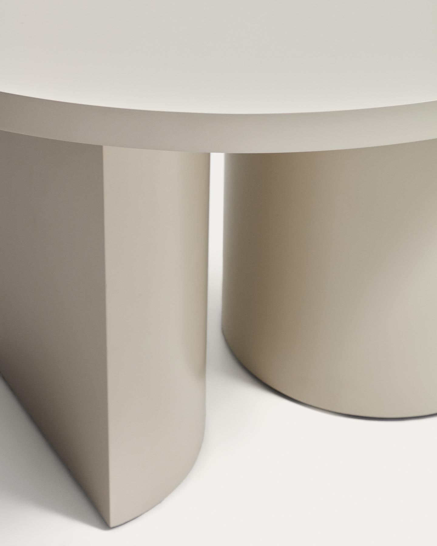 Runder Tisch Nealy aus lackiertem MDF mit eierschalfarbenem Finish Ø 120 cm in Beige präsentiert im Onlineshop von KAQTU Design AG. Esstisch ist von Kave Home