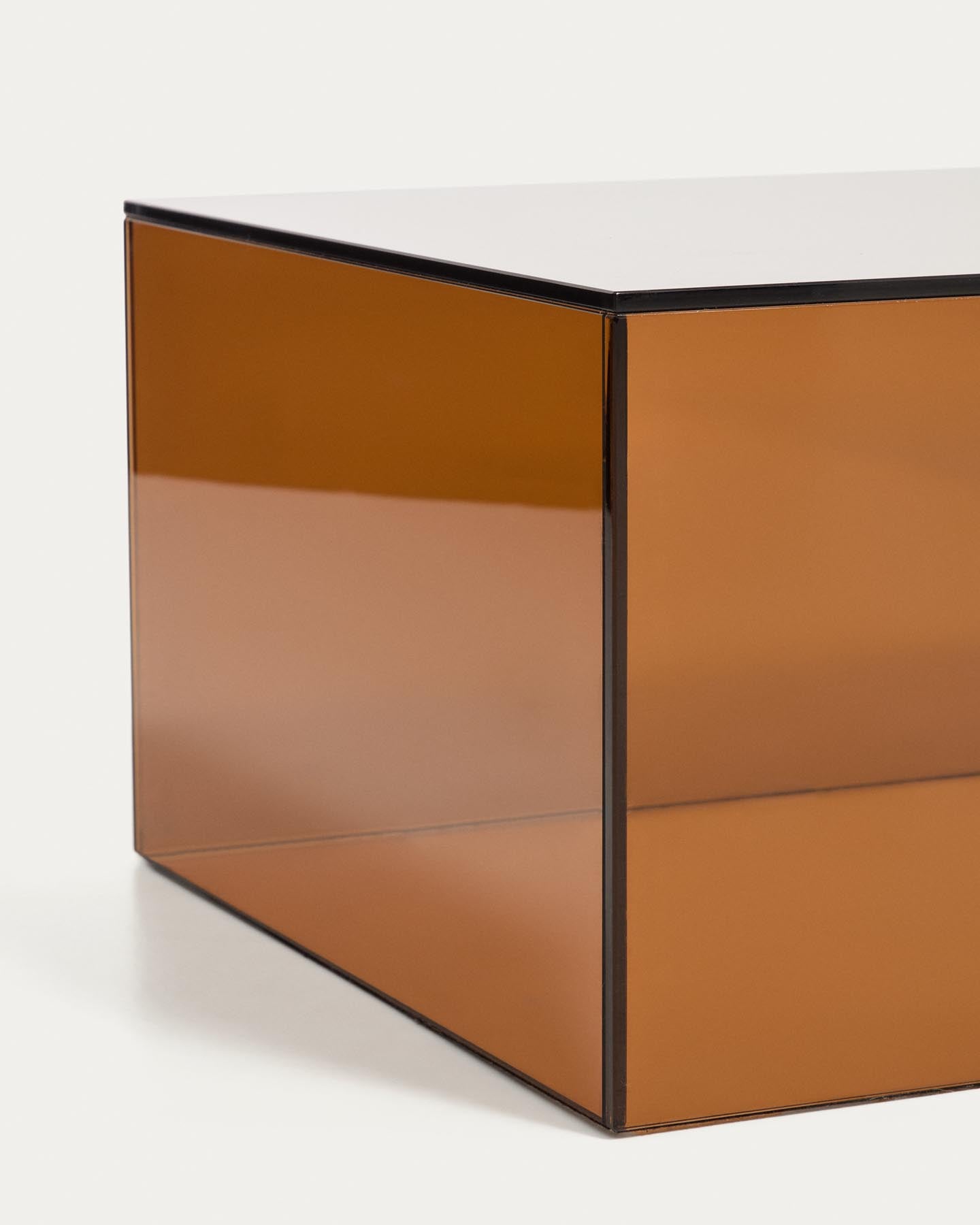 Beistelltisch Orlia aus gehärtetem Glas in Braun, 50 x 50 cm in Braun präsentiert im Onlineshop von KAQTU Design AG. Beistelltisch ist von Kave Home