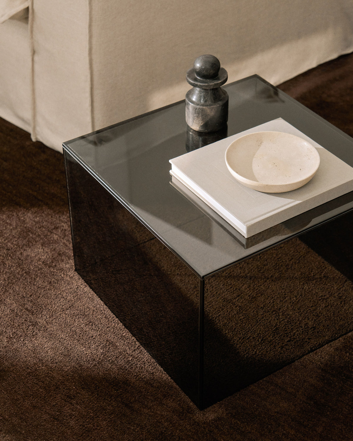 Beistelltisch Orlia aus gehärtetem Glas in Dunkelgrau, 50 x 50 cm in Dunkelgrau präsentiert im Onlineshop von KAQTU Design AG. Beistelltisch ist von Kave Home
