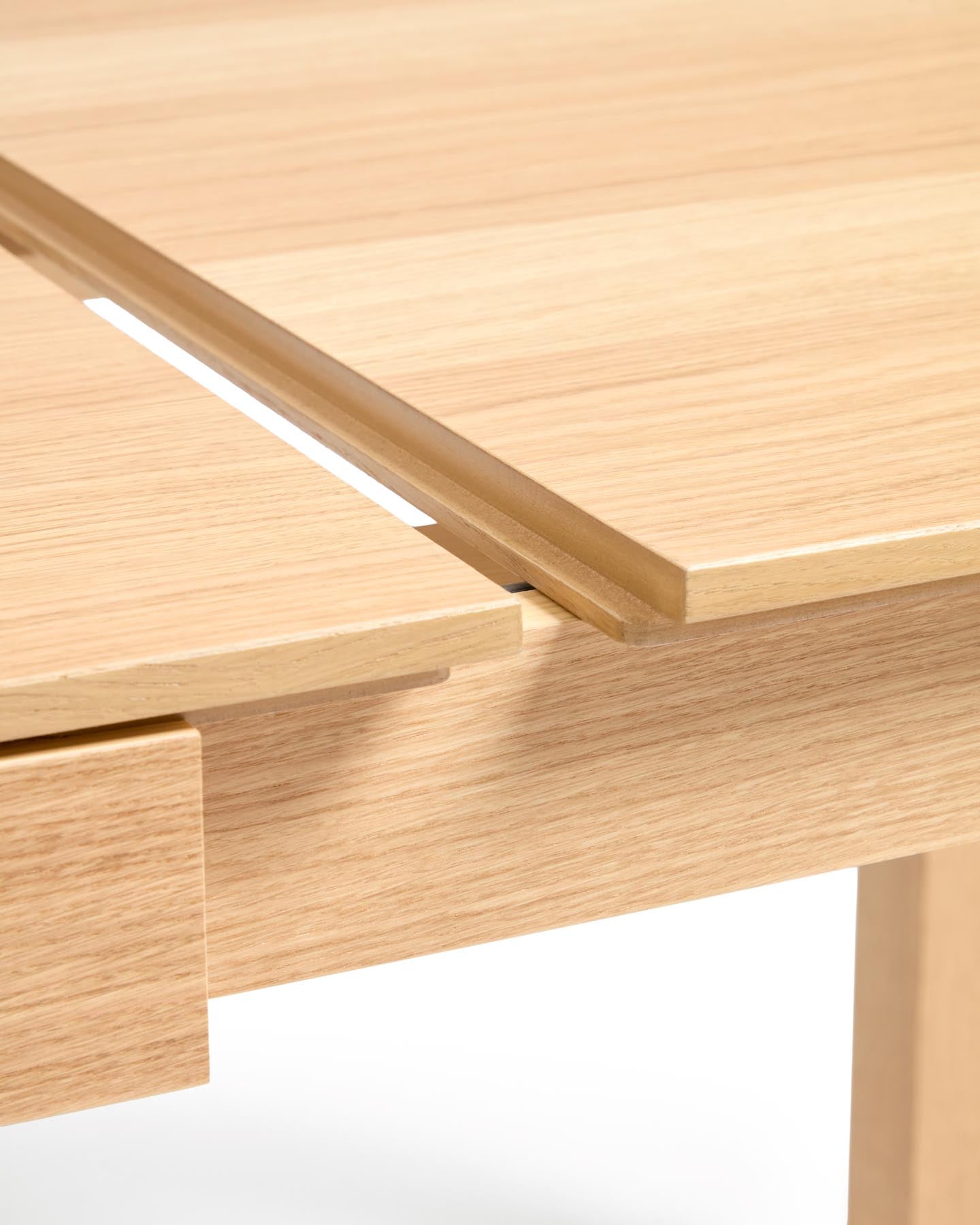 Ausziehtisch Narevi aus Eichenfurnier mit naturfarbenem Finish 130 (190) x 80 cm in Braun präsentiert im Onlineshop von KAQTU Design AG. Esstisch ist von Kave Home