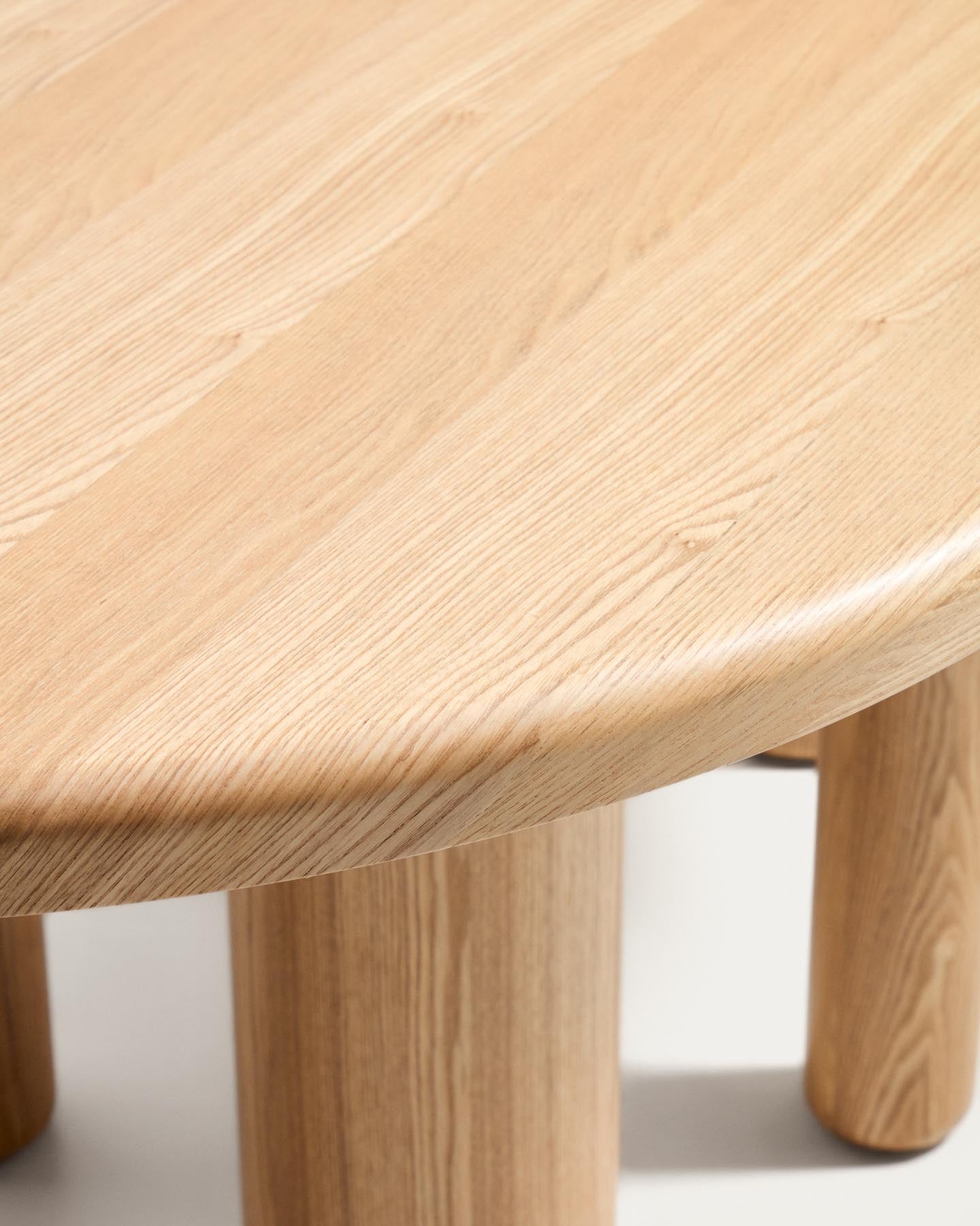 Mailen ovaler Tisch aus Eschenfurnier mit natürlichem Finish Ø 180 x 105 cm in Braun präsentiert im Onlineshop von KAQTU Design AG. Esstisch ist von Kave Home