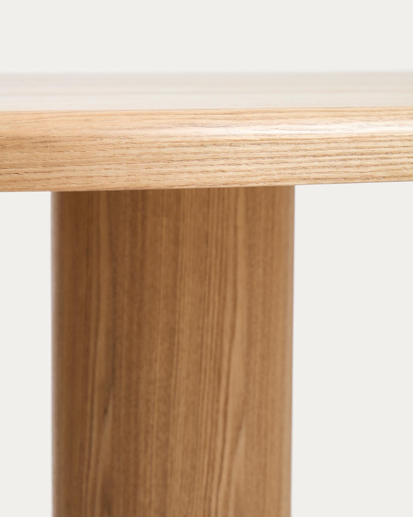 Mailen ovaler Tisch aus Eschenfurnier mit natürlichem Finish Ø 180 x 105 cm in Braun präsentiert im Onlineshop von KAQTU Design AG. Esstisch ist von Kave Home