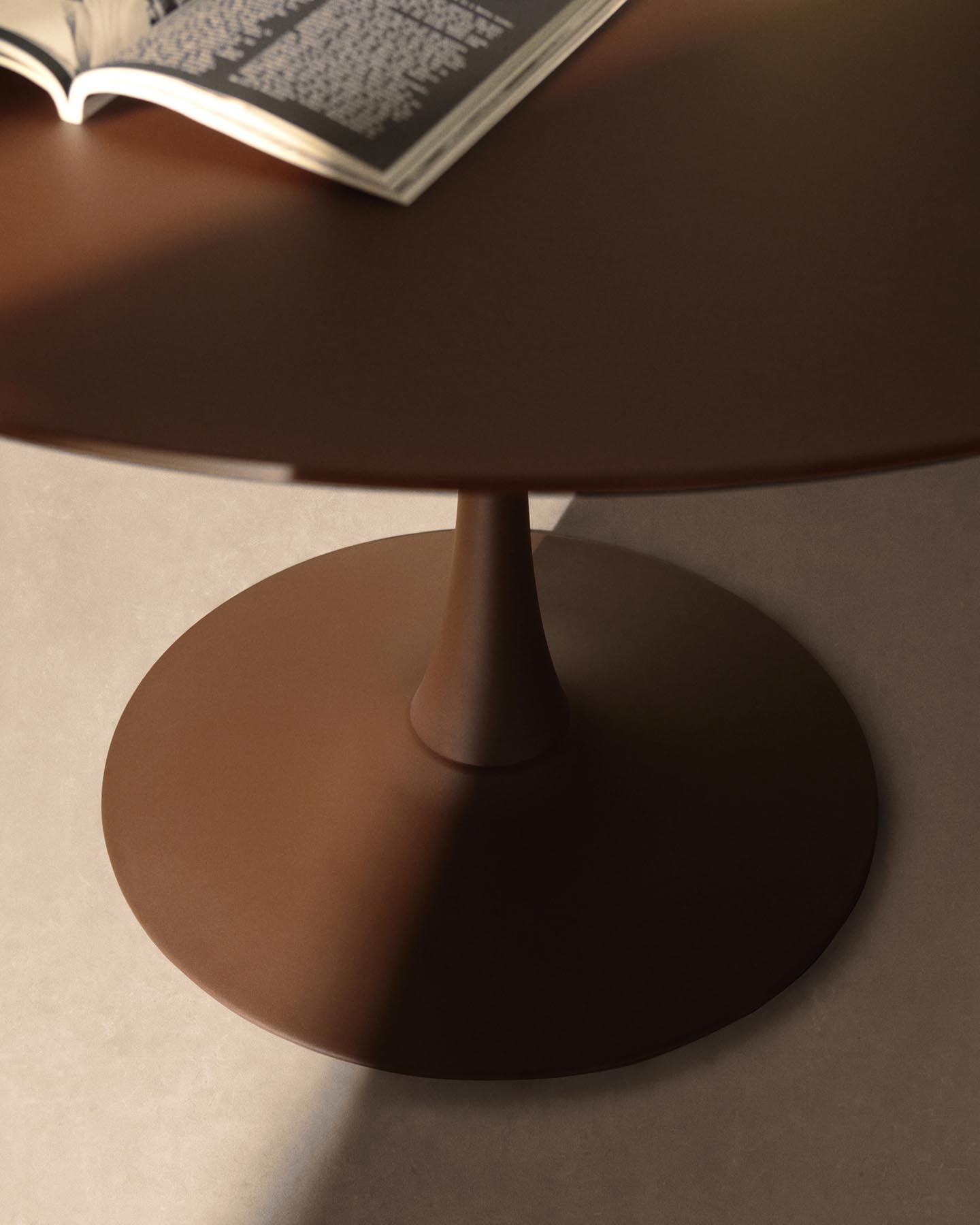 Runder Tisch Vedira aus Glas und braunem Stahl Ø 120 cm in Dunkelbraun präsentiert im Onlineshop von KAQTU Design AG. Esstisch ist von Kave Home